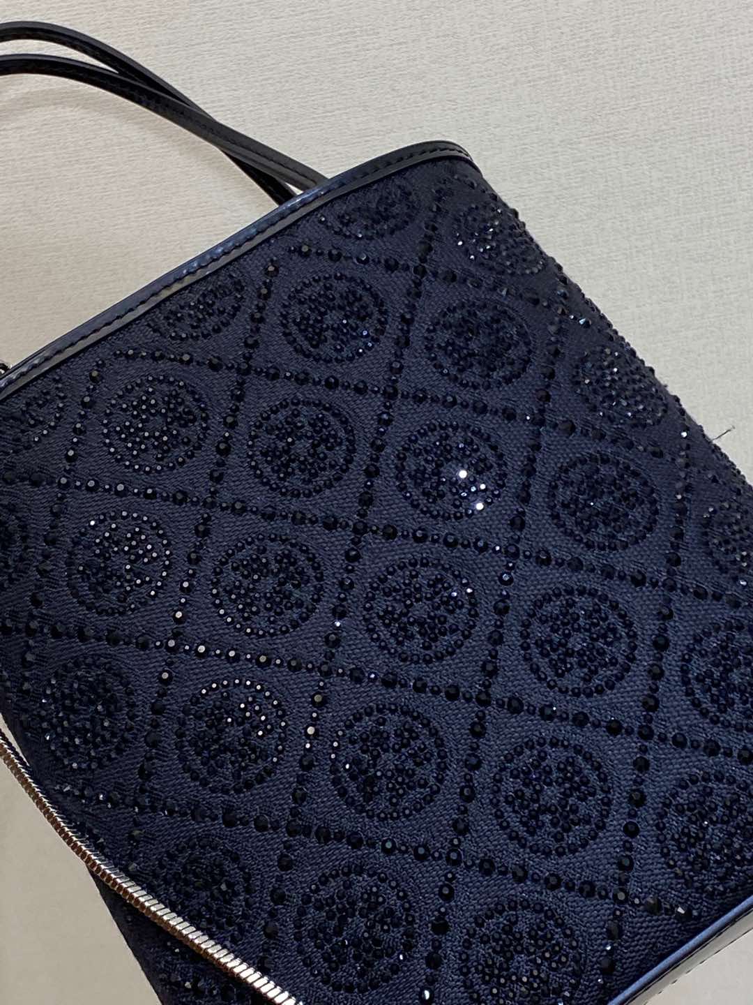 Coach The classic presbyopia pattern is paired with a pave diamond design, which is low-key and has a gorgeous luster. No matter how you look at