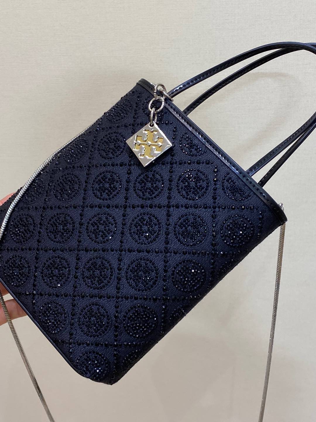 Coach The classic presbyopia pattern is paired with a pave diamond design, which is low-key and has a gorgeous luster. No matter how you look at