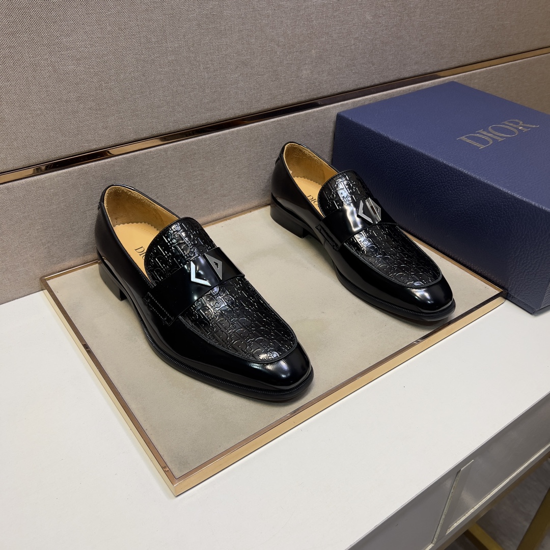 NO:349326,【Di~】Men's casual leather shoes are available simultaneously in 2025z cabinet. Size: 38-44# The 4-color uppers are made of cowhide spliced ​​cowhide inner lining, comfortable and breathable, the original sole is comfortable and wear-resistant, and the real shot is even better. Cowhide19860909【迪～】男士休闲皮鞋 2025z柜同步发售 码数:38-44# 4个颜色鞋面选用牛皮拼接牛皮内里,舒适透气,鞋底原版舒适耐磨大底,实物拍摄实物更赞,,cowhide,Men's shoes