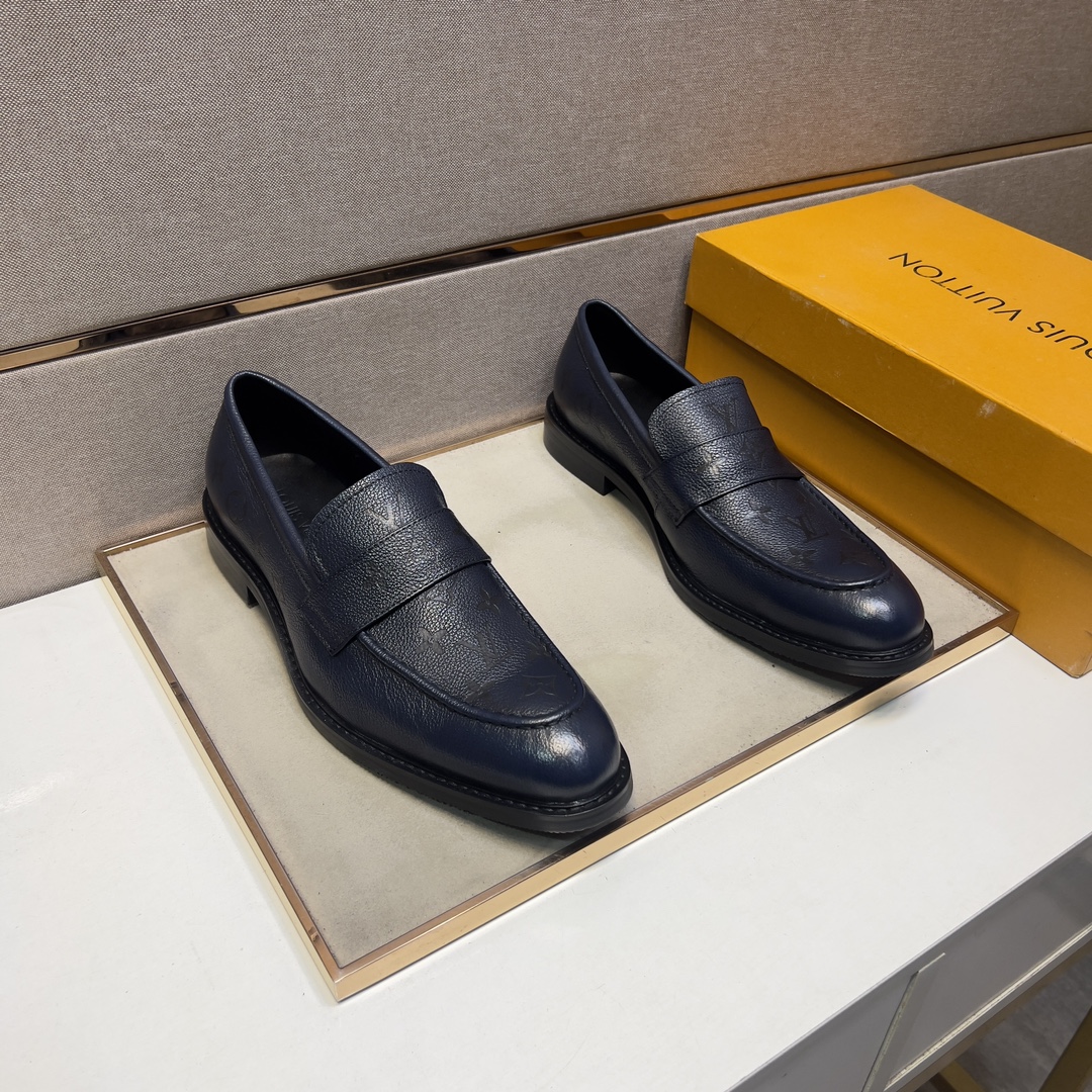 NO:557285,[LV～] Men's casual formal leather shoes, 2025z cabinet simultaneous sale Size: 38-44# 3 colors of uppers are made of multi-material spliced ​​cowhide lining, comfortable and breathable, the original soles are comfortable and wear-resistant, the actual photos are better than the actual ones, louis vuitton, cowhide19860909【LV～】男士休闲正装皮鞋,2025z柜同步发售 码数:38-44# 3个颜色鞋面选用多材质拼接牛皮内里,舒适透气,鞋底原版舒适耐磨大底,实物拍摄实物更赞,,louis vuitton,cowhide,Men's shoes