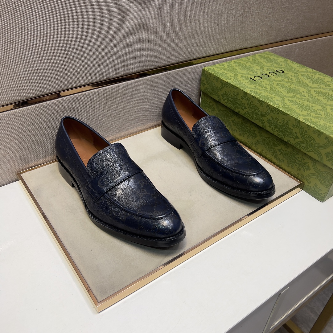 NO:557293,[Gucci~] Men's casual formal leather shoes, on sale simultaneously in 2025z cabinets. Size: 38-44#. 3 colors. The upper is made of multi-material spliced ​​cowhide lining. It is comfortable and breathable. The original sole is comfortable and wear-resistant. The real thing is better when photographed in person., gucci, cowhide19860909【古驰～】男士休闲正装皮鞋,2025z柜同步发售 码数:38-44# 3个颜色鞋面选用多材质拼接牛皮内里,舒适透气,鞋底原版舒适耐磨大底,实物拍摄实物更赞,,gucci,cowhide,Men's shoes