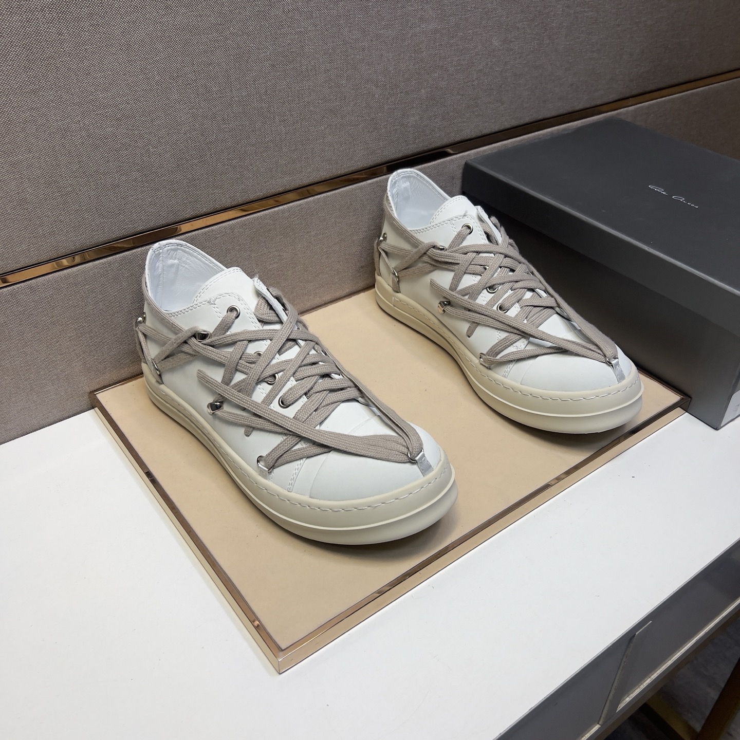 NO:898219,[Owens RO~] Men's casual shoes 2026z cabinet simultaneous sale Size: 38-47# 2 colors of uppers made of cowhide stitched with genuine leather lining, comfortable and breathable, original soles comfortable and wear-resistant outsole, the real thing is better when photographed,,cowhide19860909【欧文斯RO～】男士休闲鞋 2026z柜同步发售 码数:38-47# 2个颜色鞋面选用牛皮拼接真皮内里,舒适透气,鞋底原版舒适耐磨大底,实物拍摄实物更赞,,cowhide,Men's shoes