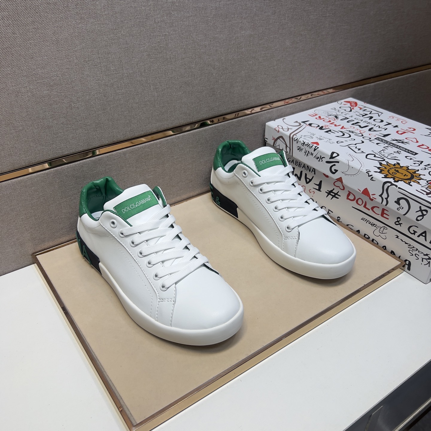 NO:272971,[Dg~] Couple casual shoes are available at the same time in 2025z cabinet. Size: 35-44# 1 color upper is made of multi-material spliced ​​leather inner lining, comfortable and breathable, the original sole is comfortable and wear-resistant, and the real shot is even better.19860909【Dg～】情侣装休闲鞋 2025z柜同步发售 码数:35-44# 1个颜色鞋面选用多材质拼接真皮内里,舒适透气,鞋底原版舒适耐磨大底,实物拍摄实物更赞,,Men's shoes