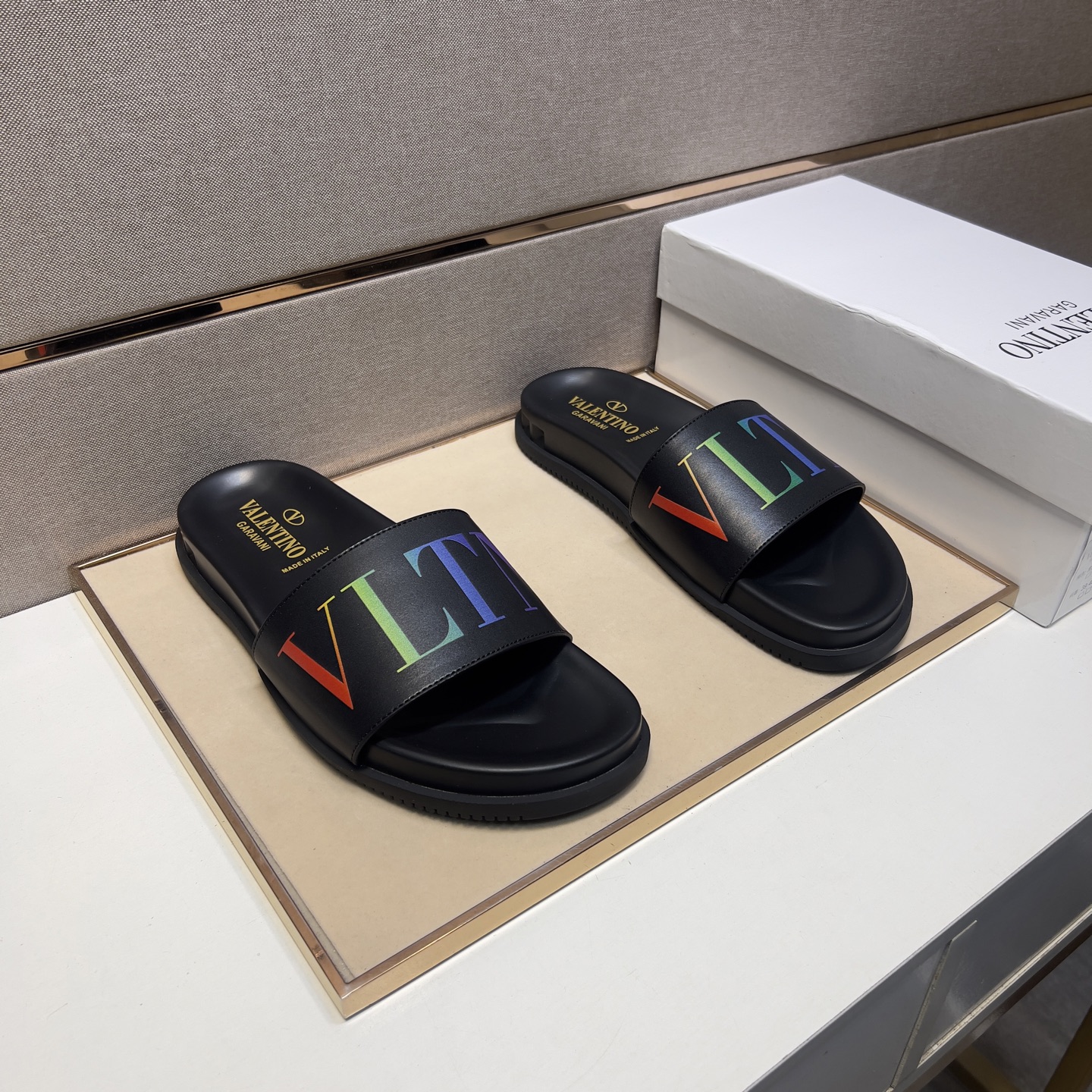 NO:272975,[Wallon~] Men's casual slippers 2025z cabinet are available simultaneously. Size: 38-45# 2 colors of the upper are made of multi-material spliced ​​leather inner lining, comfortable and breathable, original sole comfortable and wear-resistant sole, real-life shooting is even better, valentino, slippers19860909【华伦～】男士休闲拖鞋 2025z柜同步发售 码数:38-45# 2个颜色鞋面选用多材质拼接真皮内里,舒适透气,鞋底原版舒适耐磨大底,实物拍摄实物更赞,,valentino,slippers,Men's shoes