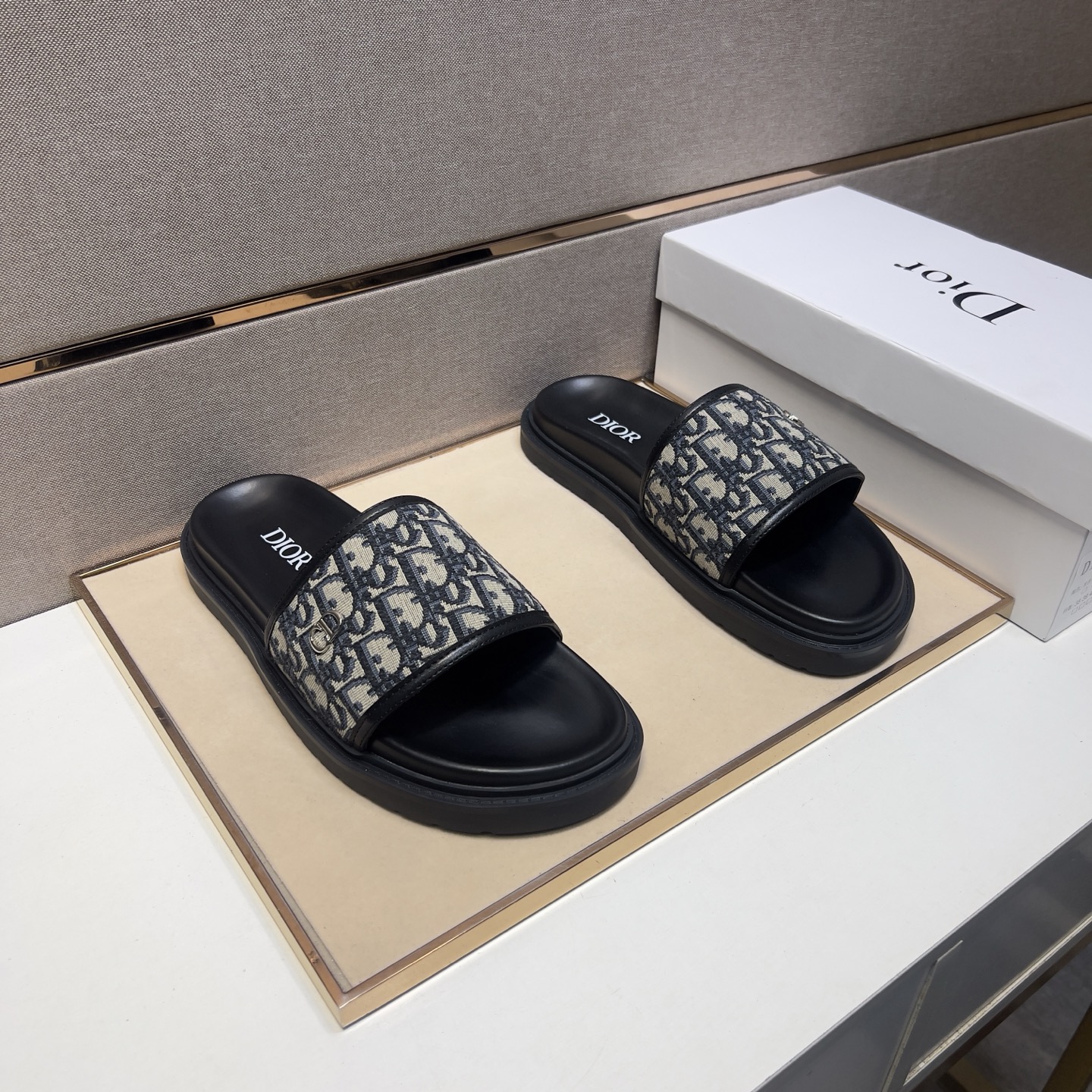 NO:272977,【Di~】Men's casual slippers 2025z cabinet are available simultaneously. Size: 38-45# 1 color upper is made of multi-material spliced ​​leather inner lining, comfortable and breathable, original sole is comfortable and wear-resistant, real-life shooting is even better, slippers19860909【迪～】男士休闲拖鞋 2025z柜同步发售 码数:38-45# 1个颜色鞋面选用多材质拼接真皮内里,舒适透气,鞋底原版舒适耐磨大底,实物拍摄实物更赞,,slippers,Men's shoes