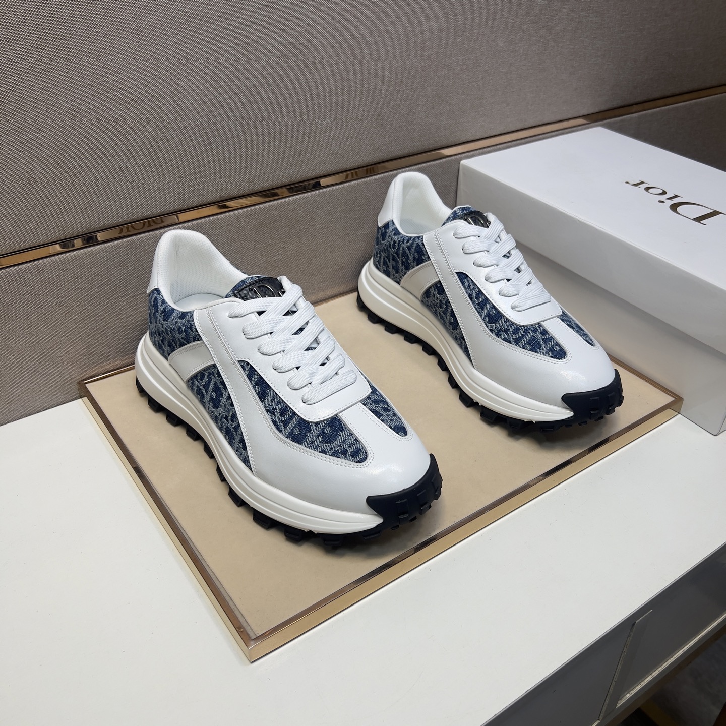 NO:273120,【Di~】Men's casual shoes are available simultaneously in 2025z cabinet. Size: 38-44# The uppers of 2 colors are made of multi-material splicing mesh, which is comfortable and breathable. The original sole is comfortable and wear-resistant. The real shot is even better.19860909【迪～】男士休闲鞋 2025z柜同步发售 码数:38-44# 2个颜色鞋面选用多材质拼接网布内里,舒适透气,鞋底原版舒适耐磨大底,实物拍摄实物更赞,,Men's shoes