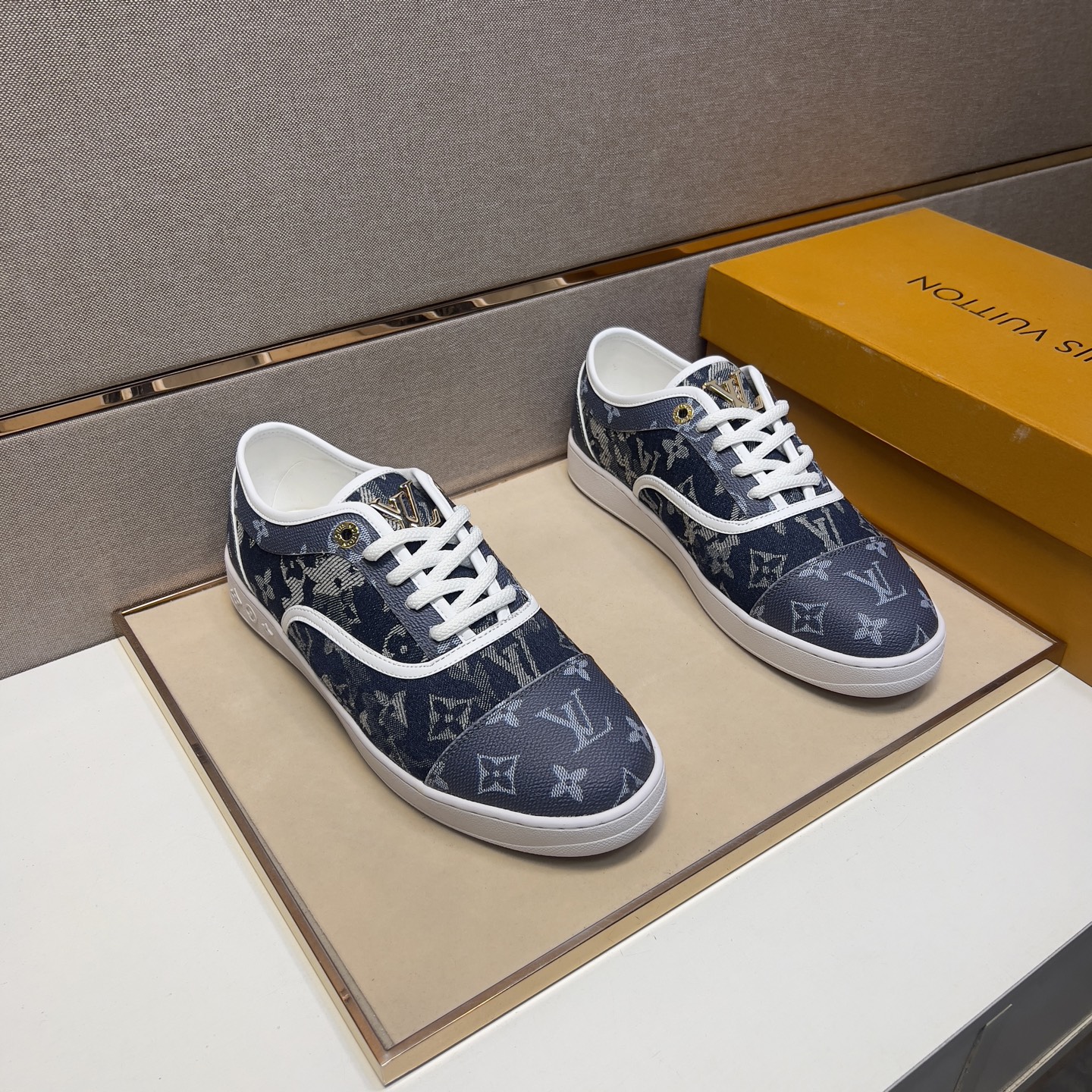 NO:273123,[LV~] Men's casual shoes 2025z cabinets are available simultaneously. Size: 38-44# 2 colors of the upper are made of multi-material spliced ​​leather inner lining, comfortable and breathable, original sole comfortable and wear-resistant sole, real-life shooting is even more beautiful, louis vuitton19860909【LV～】男士休闲鞋 2025z柜同步发售 码数:38-44# 2个颜色鞋面选用多材质拼接真皮内里,舒适透气,鞋底原版舒适耐磨大底,实物拍摄实物更赞,,louis vuitton,Men's shoes