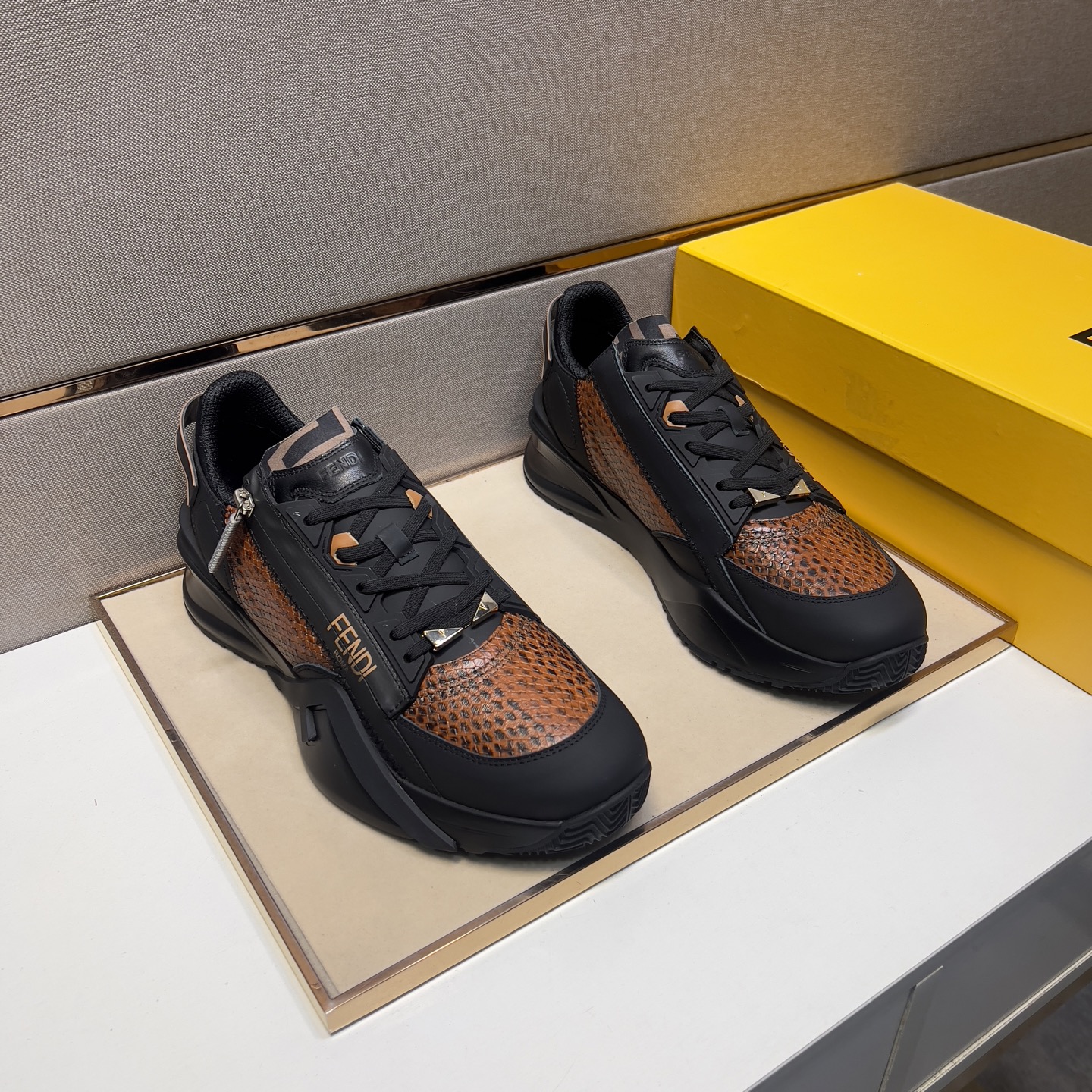 NO:273231,【Fen~】Men's casual shoes are available simultaneously in 2025z cabinet. Size: 38-44# 1 color upper is made of multi-material spliced ​​mesh fabric inner lining, comfortable and breathable, original sole is comfortable and wear-resistant, real-life shooting is even better,19860909【芬～】男士休闲鞋 2025z柜同步发售 码数:38-44# 1个颜色鞋面选用多材质拼接网布内里,舒适透气,鞋底原版舒适耐磨大底,实物拍摄实物更赞,,Men's shoes