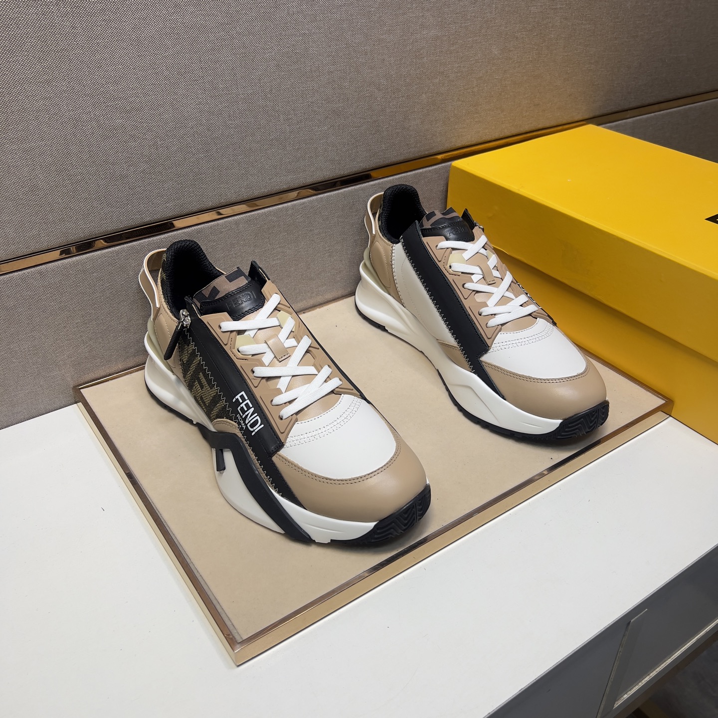 NO:273208,【Fen~】Men's casual shoes are available simultaneously in 2025z cabinet. Size: 38-44# 1 color upper is made of multi-material spliced ​​mesh fabric inner lining, comfortable and breathable, original sole is comfortable and wear-resistant, real-life shooting is even better,19860909【芬～】男士休闲鞋 2025z柜同步发售 码数:38-44# 1个颜色鞋面选用多材质拼接网布内里,舒适透气,鞋底原版舒适耐磨大底,实物拍摄实物更赞,,Men's shoes