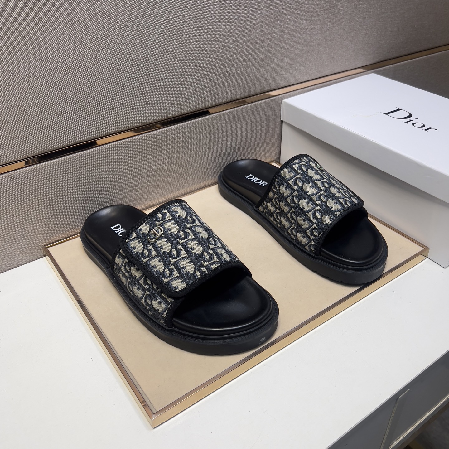 NO:275598,【Di~】Men's casual slippers 2025z cabinet are available simultaneously. Size: 38-46# 2 colors of the upper are made of multi-material splicing leather inner lining, comfortable and breathable, original sole comfortable and wear-resistant sole, real-life shooting is even better, slippers19860909【迪～】男士休闲拖鞋 2025z柜同步发售 码数:38-46# 2个颜色鞋面选用多材质拼接真皮内里,舒适透气,鞋底原版舒适耐磨大底,实物拍摄实物更赞,,slippers,Men's shoes