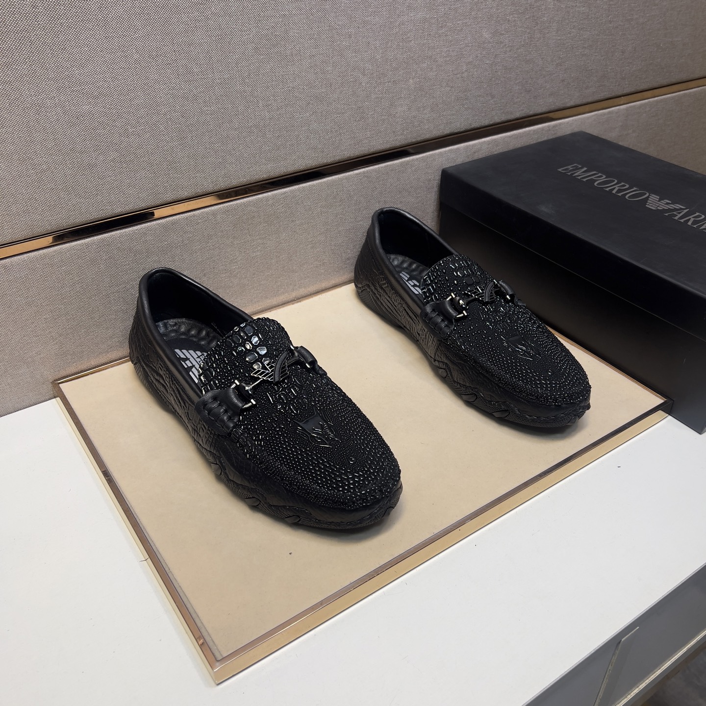 NO:273418,[Ama~] Men's casual beanie shoes are available simultaneously in 2025z cabinet. Size: 38-44# The uppers of the two colors are made of multi-material spliced ​​leather inner lining, comfortable and breathable, the original sole is comfortable and wear-resistant, and the real shot is even better.19860909【阿玛～】男士休闲豆豆鞋 2025z柜同步发售 码数:38-44# 2个颜色鞋面选用多材质拼接真皮内里,舒适透气,鞋底原版舒适耐磨大底,实物拍摄实物更赞,,Men's shoes