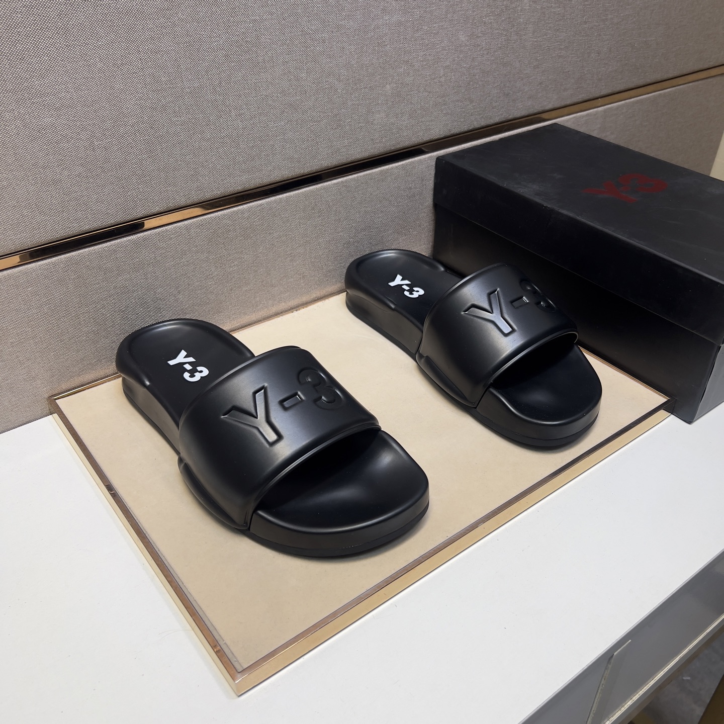 NO:273662,【Y3～】Men's casual slippers 2025z cabinet are available simultaneously. Size: 38-44# The 4-color uppers are made of multi-material spliced ​​leather inner lining, comfortable and breathable, the original sole is comfortable and wear-resistant, and the real shot is even better. Slippers19860909【Y3～】男士休闲拖鞋 2025z柜同步发售 码数:38-44# 4个颜色鞋面选用多材质拼接真皮内里,舒适透气,鞋底原版舒适耐磨大底,实物拍摄实物更赞,,slippers,Men's shoes