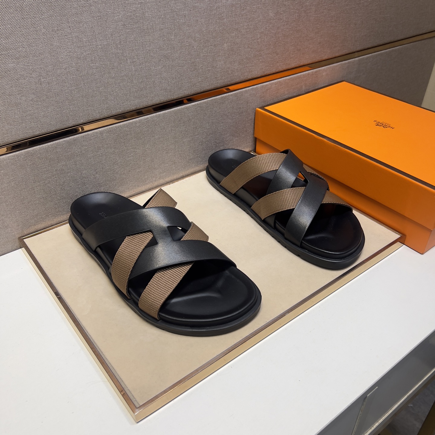 NO:273665,[Love~] Men's casual slippers are available simultaneously in 2025z cabinet. Size: 38-44# 7 color uppers are made of multi-material spliced ​​leather inner lining, comfortable and breathable, original sole is comfortable and wear-resistant, real-life shooting is even better, slippers19860909【爱～】男士休闲拖鞋 2025z柜同步发售 码数:38-44# 7个颜色鞋面选用多材质拼接真皮内里,舒适透气,鞋底原版舒适耐磨大底,实物拍摄实物更赞,,slippers,Men's shoes