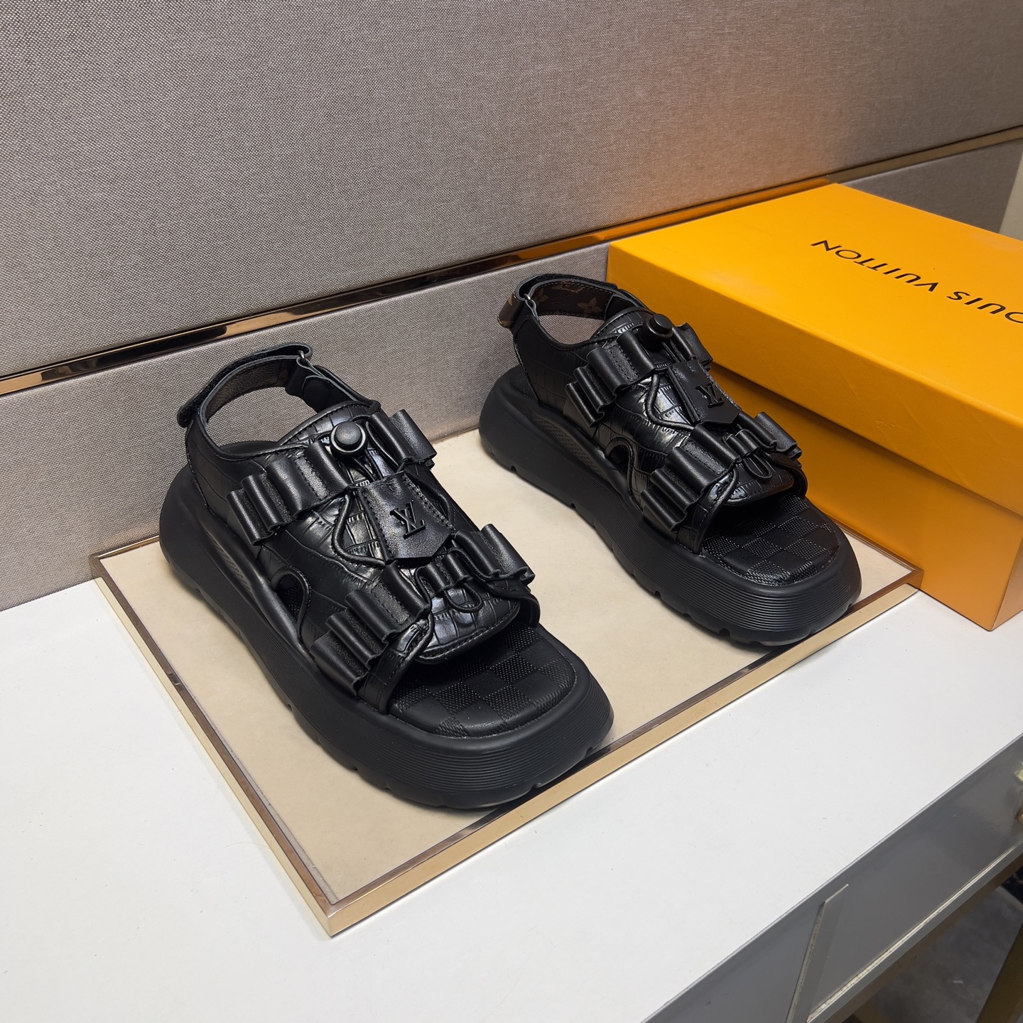 NO:273668,[LV~] Couple casual slippers are available simultaneously in 2025z cabinet. Size: 35-44# 4 color uppers are made of multi-material spliced ​​leather inner lining, comfortable and breathable, original sole is comfortable and wear-resistant, real-life shooting is even more beautiful, louis vuitton, slippers19860909【LV～】情侣装休闲拖鞋 2025z柜同步发售 码数:35-44# 4个颜色鞋面选用多材质拼接真皮内里,舒适透气,鞋底原版舒适耐磨大底,实物拍摄实物更赞,,louis vuitton,slippers,Men's shoes