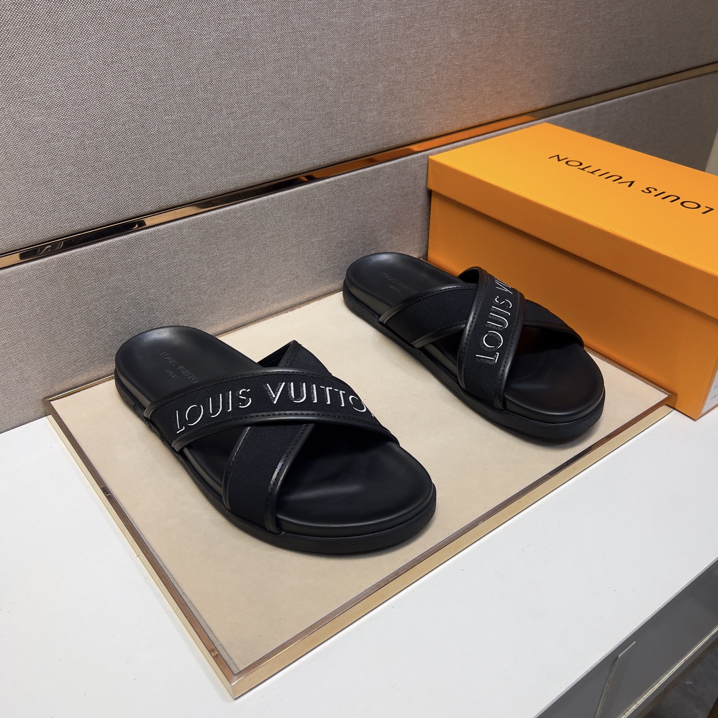 NO:273753,[LV~] Men's casual slippers 2025z cabinet are available simultaneously. Size: 38-44# 1 color upper is made of multi-material spliced ​​leather inner lining, comfortable and breathable, original sole is comfortable and wear-resistant, real-life shooting is even more beautiful, louis vuitton, slippers19860909【LV～】男士休闲拖鞋 2025z柜同步发售 码数:38-44# 1个颜色鞋面选用多材质拼接真皮内里,舒适透气,鞋底原版舒适耐磨大底,实物拍摄实物更赞,,louis vuitton,slippers,Men's shoes
