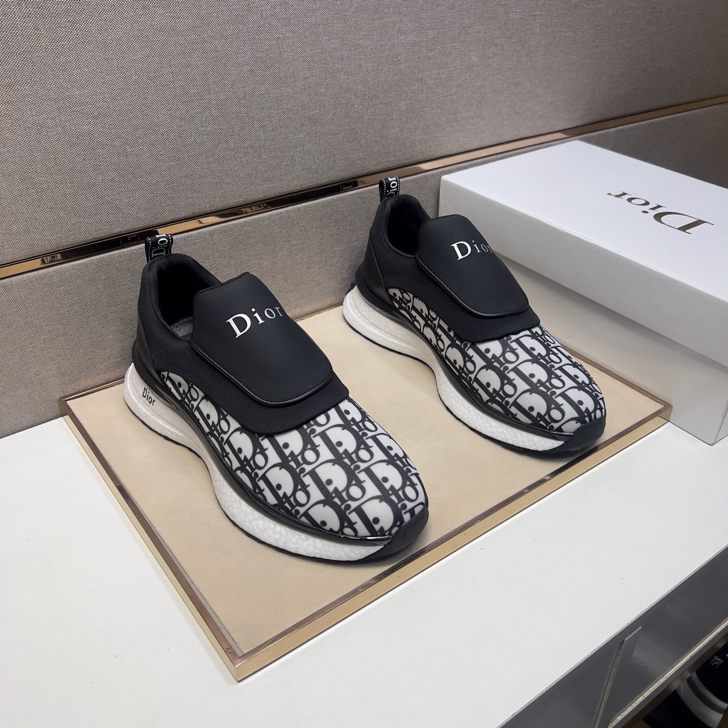 NO:274095,【Di~】Men's casual shoes are available simultaneously in 2025z cabinet. Size: 38-44# The uppers of 2 colors are made of multi-material splicing mesh, which is comfortable and breathable. The original sole is comfortable and wear-resistant. The real shot is even better.19860909【迪～】男士休闲鞋 2025z柜同步发售 码数:38-44# 2个颜色鞋面选用多材质拼接网布内里,舒适透气,鞋底原版舒适耐磨大底,实物拍摄实物更赞,,Men's shoes