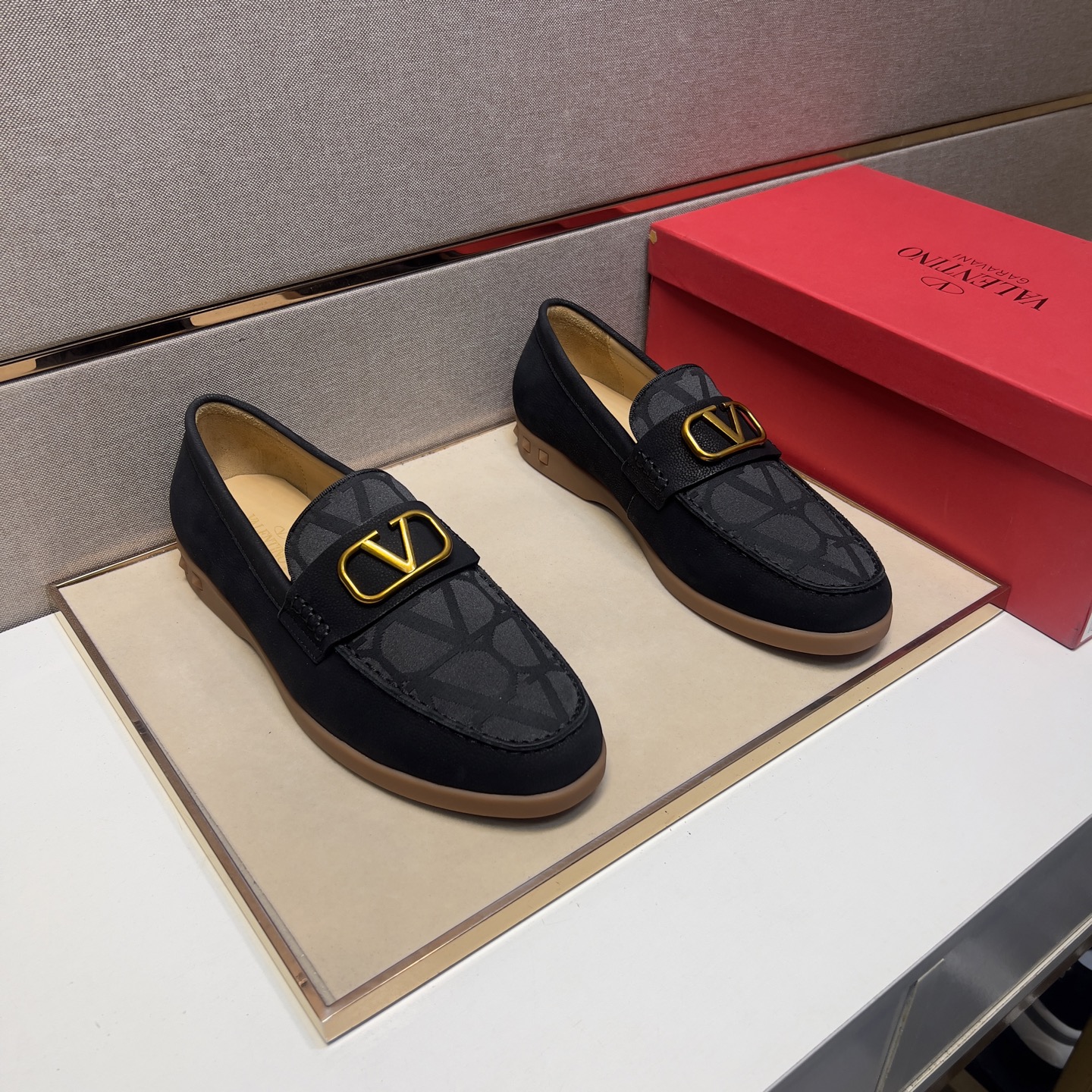 NO:278842,[Wallon~] Men's casual shoes are available simultaneously in 2025z cabinet. Size: 38-44# 2 color uppers are made of cowhide spliced ​​cowhide inner lining, comfortable and breathable, original sole is comfortable and wear-resistant, and the real shot is even better. Valentino, cowhide19860909【华伦～】男士休闲鞋 2025z柜同步发售 码数:38-44# 2个颜色鞋面选用牛皮拼接牛皮内里,舒适透气,鞋底原版舒适耐磨大底,实物拍摄实物更赞,,valentino,cowhide,Men's shoes