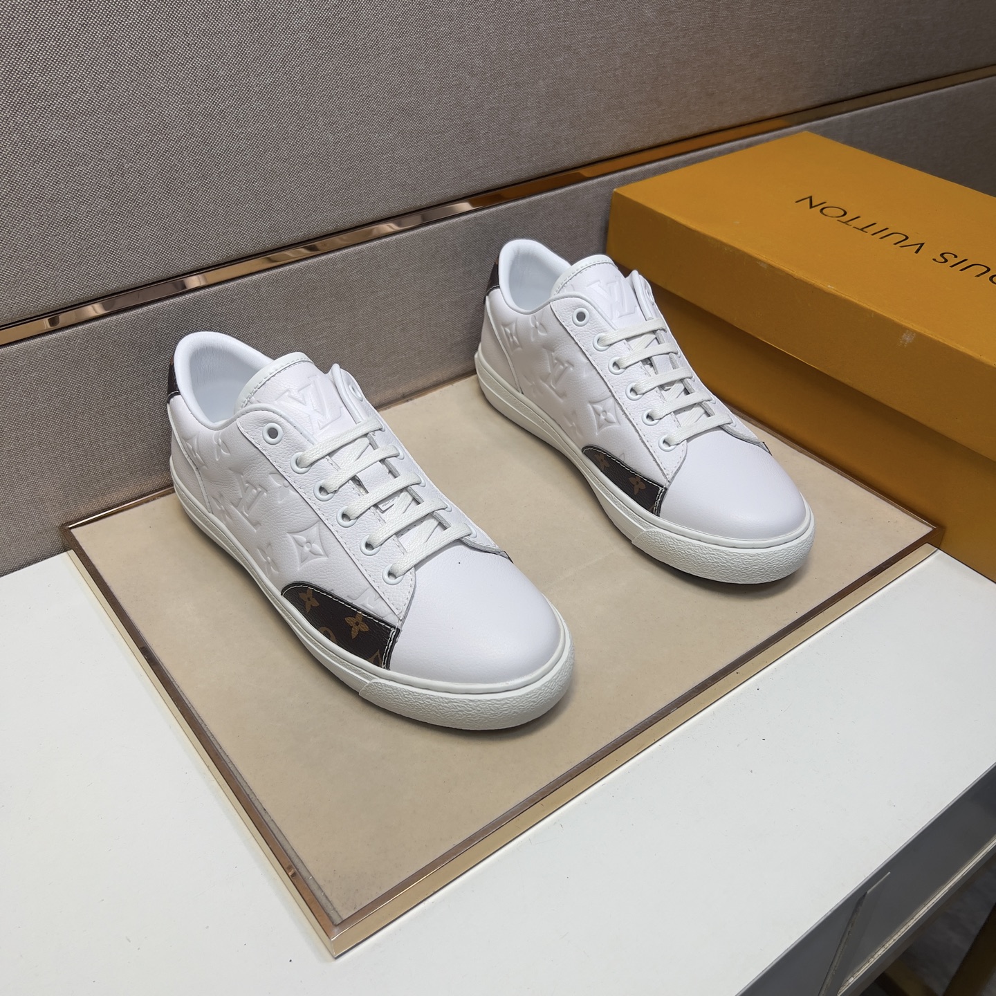 NO:274398,[LV~] Men's casual shoes 2025z cabinets are available simultaneously. Size: 38-44# 2 colors of the upper are made of multi-material spliced ​​leather inner lining, comfortable and breathable, original sole comfortable and wear-resistant sole, real-life shooting is even more beautiful, louis vuitton19860909【LV～】男士休闲鞋 2025z柜同步发售 码数:38-44# 2个颜色鞋面选用多材质拼接真皮内里,舒适透气,鞋底原版舒适耐磨大底,实物拍摄实物更赞,,louis vuitton,Men's shoes