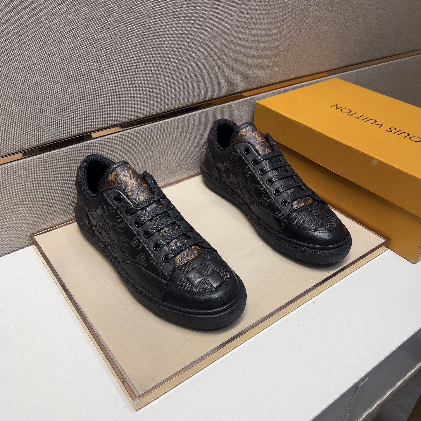 NO:274401,[LV~] Men's casual shoes 2025z cabinets are available simultaneously. Size: 38-44# 2 color uppers are made of multi-material spliced ​​mesh fabric inner lining, comfortable and breathable, original sole comfortable and wear-resistant sole, real-life shooting is even more beautiful, louis vuitton19860909【LV～】男士休闲鞋 2025z柜同步发售 码数:38-44# 2个颜色鞋面选用多材质拼接网布内里,舒适透气,鞋底原版舒适耐磨大底,实物拍摄实物更赞,,louis vuitton,Men's shoes