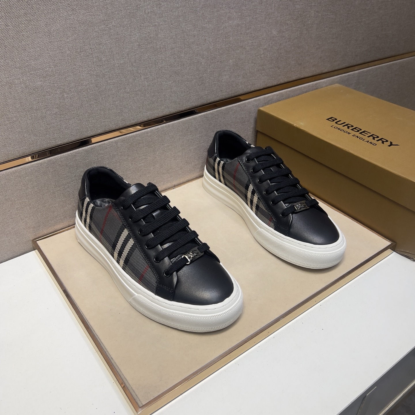 NO:274608,[Ba~] Men's casual shoes are available simultaneously in 2025z cabinet. Size: 38-44# The uppers of the two colors are made of multi-material spliced ​​leather inner lining, comfortable and breathable, the original sole is comfortable and wear-resistant, and the real shot is even better.19860909【巴～】男士休闲鞋 2025z柜同步发售 码数:38-44# 2个颜色鞋面选用多材质拼接真皮内里,舒适透气,鞋底原版舒适耐磨大底,实物拍摄实物更赞,,Men's shoes