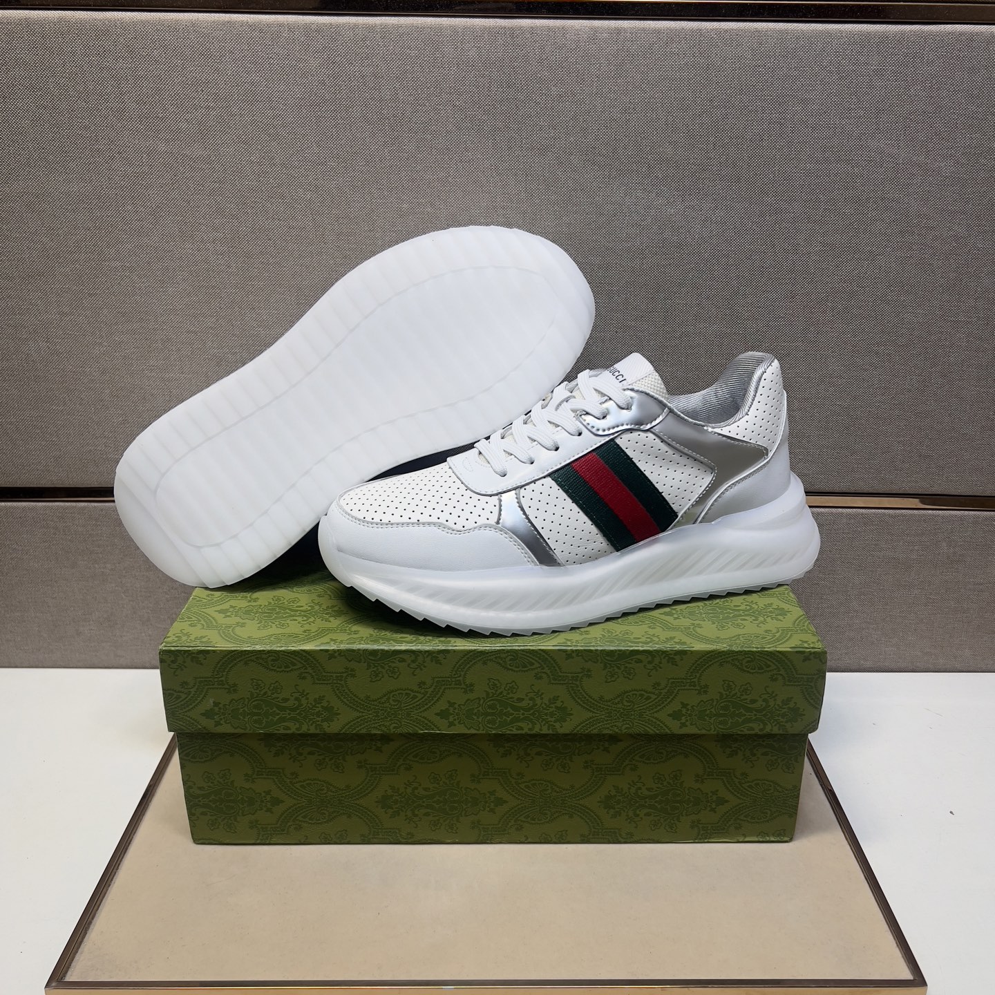 Gucci Men's White Leather Lace-Up Sneakers with Web Stripe Detail 9 i1742833488247 380 0 7