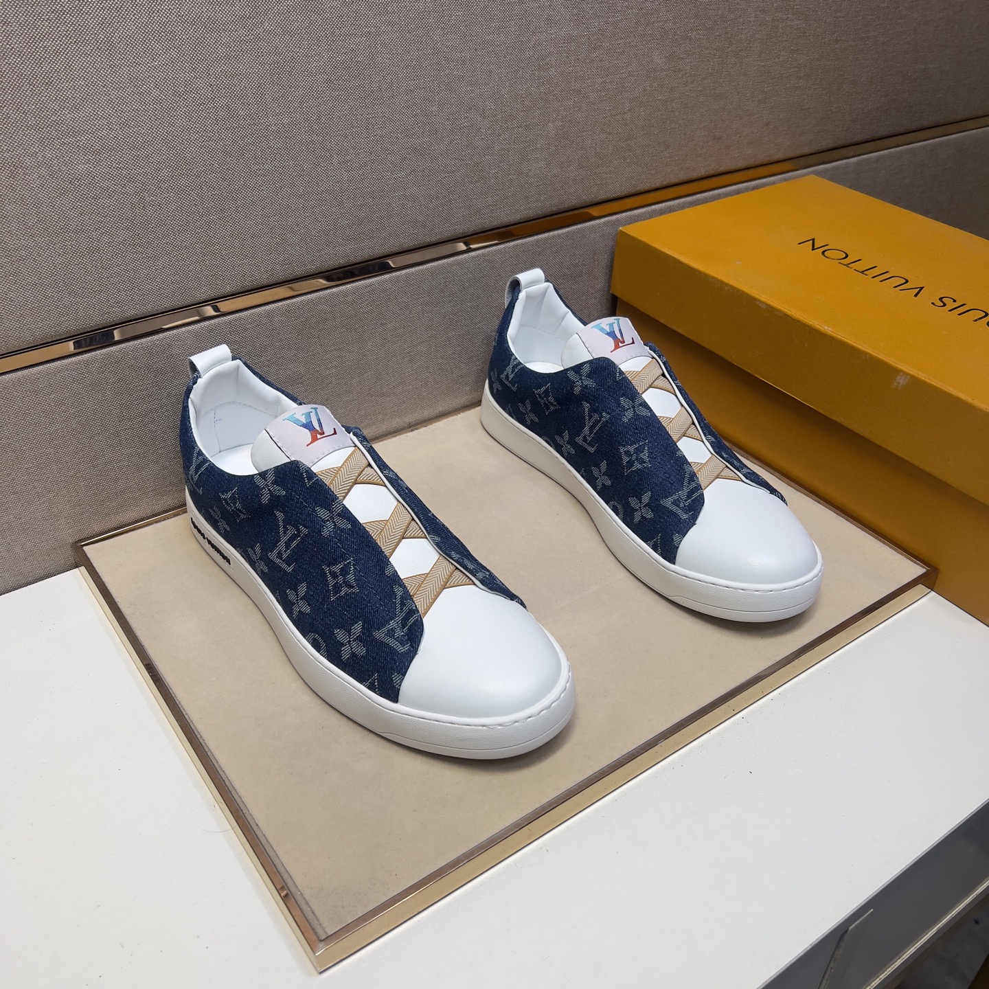 NO:274798,【Lv～】Men's casual shoes z cabinets are available simultaneously Size: 38-44# 2 color uppers are made of multi-material spliced ​​leather inner lining, comfortable and breathable, original sole comfortable and wear-resistant sole, real-life shooting is even more beautiful, louis vuitton19860909【Lv～】男士休闲鞋 z柜同步发售 码数:38-44# 2个颜色鞋面选用多材质拼接真皮内里,舒适透气,鞋底原版舒适耐磨大底,实物拍摄实物更赞,,louis vuitton,Men's shoes