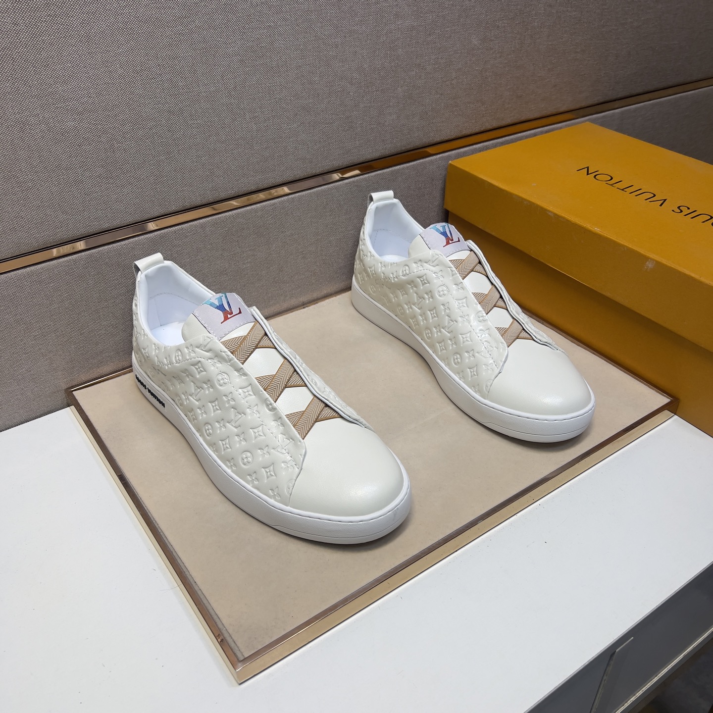 NO:274800,【Lv～】Men's casual shoes z cabinets are available simultaneously Size: 38-44# 3 color uppers are made of multi-material spliced ​​leather inner lining, comfortable and breathable, original sole comfortable and wear-resistant sole, real-life shooting is even more beautiful, louis vuitton19860909【Lv～】男士休闲鞋 z柜同步发售 码数:38-44# 3个颜色鞋面选用多材质拼接真皮内里,舒适透气,鞋底原版舒适耐磨大底,实物拍摄实物更赞,,louis vuitton,Men's shoes