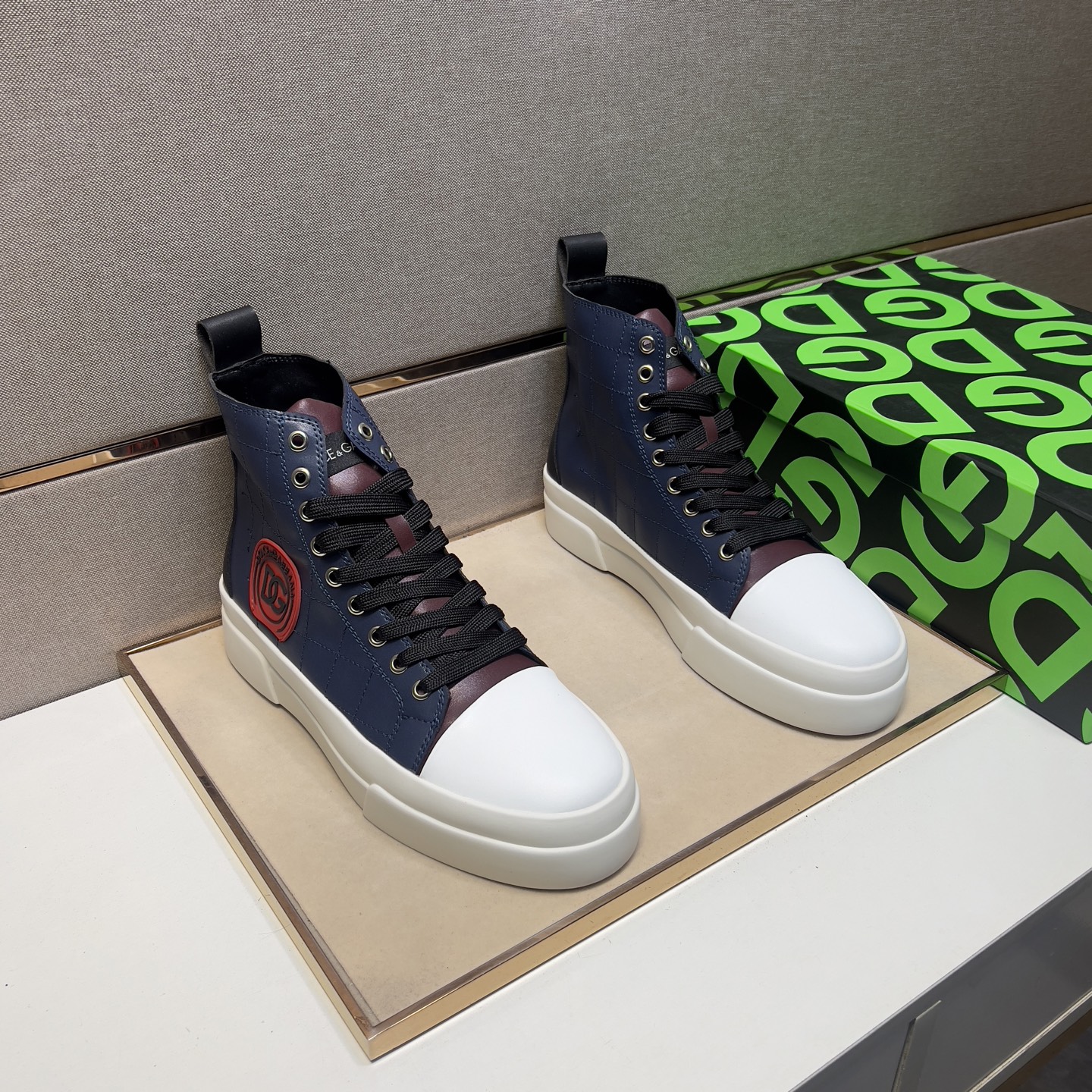 NO:274810,【DG ～】Men's casual high-top shoes are available simultaneously for z cabinets. Size: 38-44# 1 color upper is made of multi-material spliced ​​leather inner lining, comfortable and breathable, original sole is comfortable and wear-resistant, real-life shooting is even better,19860909【DG～】男士休闲高帮鞋 z柜同步发售 码数:38-44# 1个颜色鞋面选用多材质拼接真皮内里,舒适透气,鞋底原版舒适耐磨大底,实物拍摄实物更赞,,Men's shoes