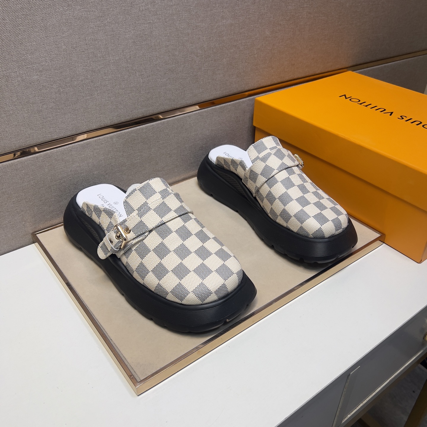 NO:274815,【Lv～】Couple casual semi-slippers are available at the same time. Size: 35-44# 2 colors of the upper are made of multi-material splicing leather inner lining, comfortable and breathable, original sole comfortable and wear-resistant sole, real-life shooting is even more beautiful, louis vuitton, slippers19860909【Lv～】情侣装休闲半拖鞋 z柜同步发售 码数:35-44# 2个颜色鞋面选用多材质拼接真皮内里,舒适透气,鞋底原版舒适耐磨大底,实物拍摄实物更赞,,louis vuitton,slippers,Men's shoes