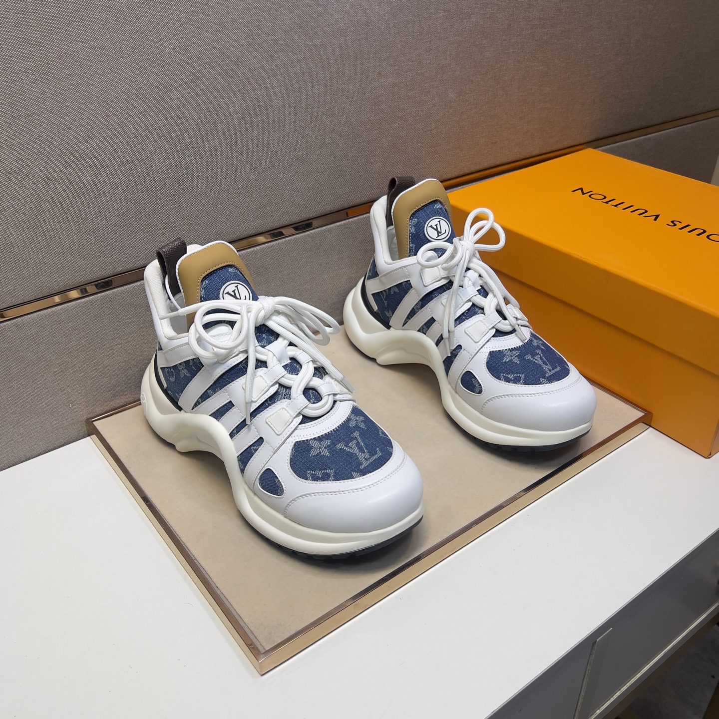 NO:274818,【Lv～】Couple casual shoes are available at the same time. Size: 35-44# 1 color upper is made of multi-material spliced ​​leather inner lining, comfortable and breathable, original sole is comfortable and wear-resistant, real-life shooting is even more beautiful, louis vuitton19860909【Lv～】情侣装休闲鞋 z柜同步发售 码数:35-44# 1个颜色鞋面选用多材质拼接真皮内里,舒适透气,鞋底原版舒适耐磨大底,实物拍摄实物更赞,,louis vuitton,Men's shoes