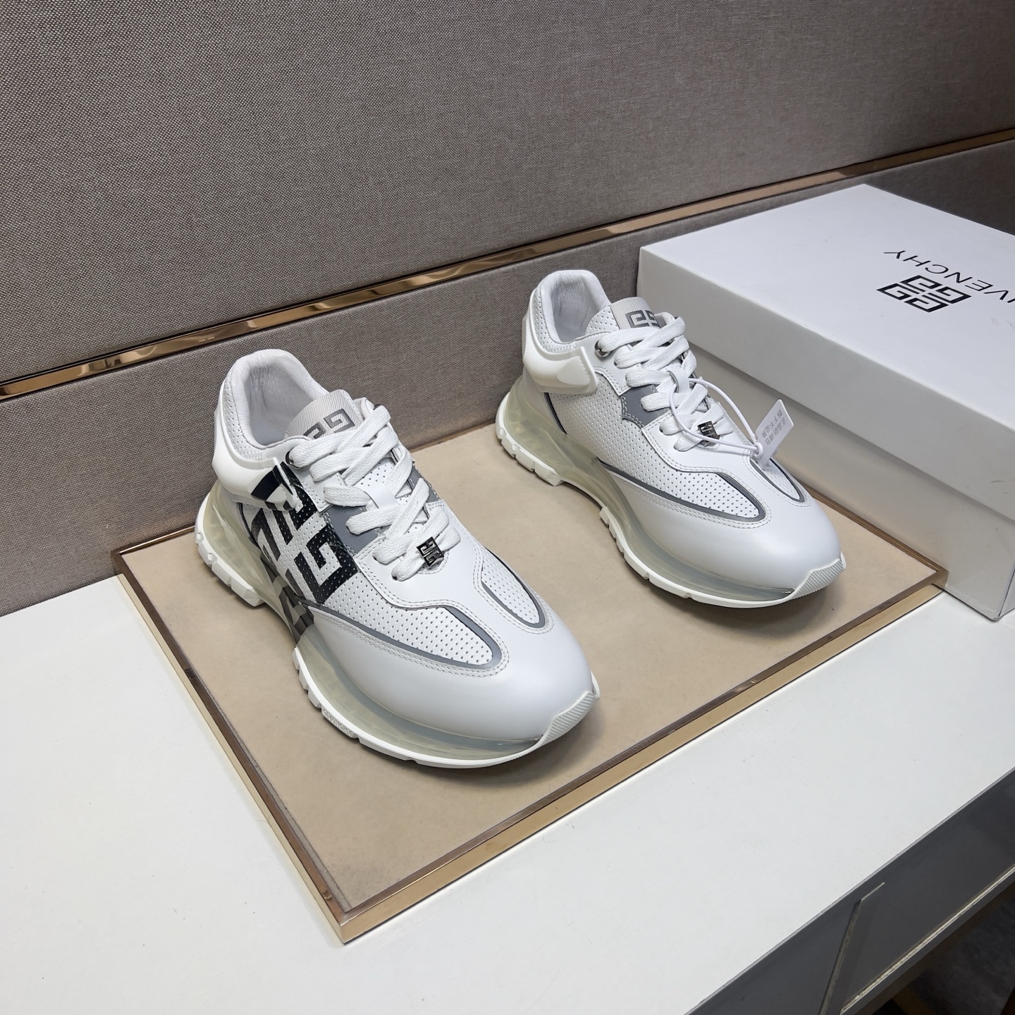 NO:274821,【學～】 Men's casual shoes are available at the same time. Size: 38-44# The uppers of the two colors are made of multi-material spliced ​​leather inner lining, comfortable and breathable, the original sole is comfortable and wear-resistant, and the real shot is even better.19860909【纪～】男士休闲鞋 z柜同步发售 码数:38-44# 2个颜色鞋面选用多材质拼接真皮内里,舒适透气,鞋底原版舒适耐磨大底,实物拍摄实物更赞,,Men's shoes