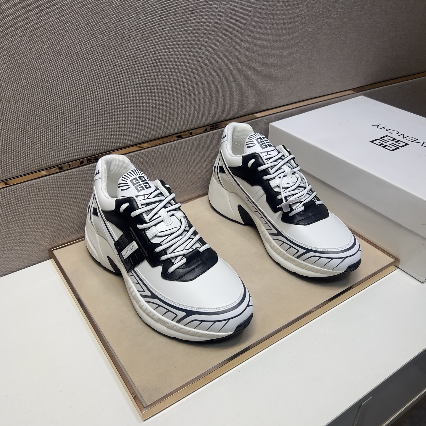 NO:274824,【學～】 Men's casual shoes are available at the same time. Size: 38-44# The uppers of the two colors are made of multi-material splicing mesh, which is comfortable and breathable. The original sole is comfortable and wear-resistant. The real shot is even better.19860909【纪～】男士休闲鞋 z柜同步发售 码数:38-44# 2个颜色鞋面选用多材质拼接网布内里,舒适透气,鞋底原版舒适耐磨大底,实物拍摄实物更赞,,Men's shoes