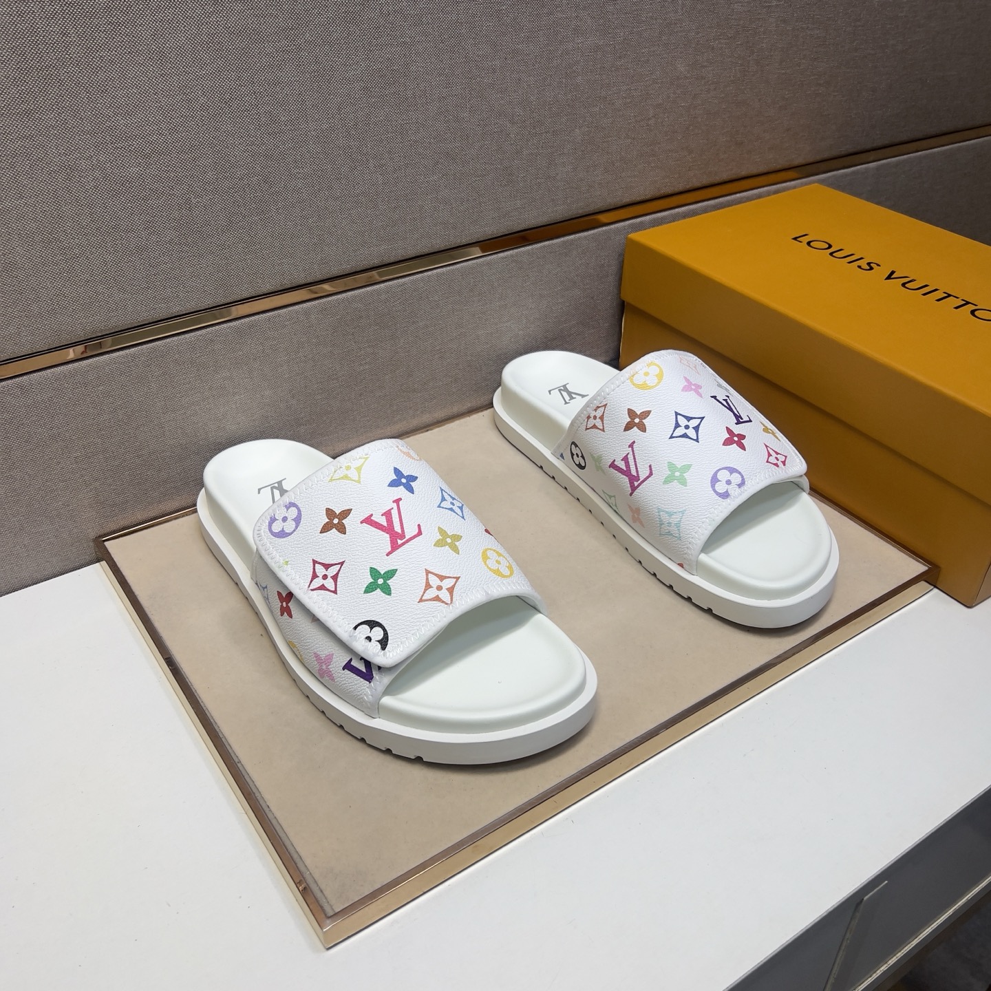 NO:274979,[LV~] Men's casual slippers 2025z cabinet are available simultaneously. Size: 38-44# 2 colors of the upper are made of multi-material spliced ​​leather inner lining, comfortable and breathable, original sole comfortable and wear-resistant sole, real-life shooting is even more beautiful, louis vuitton, slippers19860909【LV～】男士休闲拖鞋 2025z柜同步发售 码数:38-44# 2个颜色鞋面选用多材质拼接真皮内里,舒适透气,鞋底原版舒适耐磨大底,实物拍摄实物更赞,,louis vuitton,slippers,Men's shoes