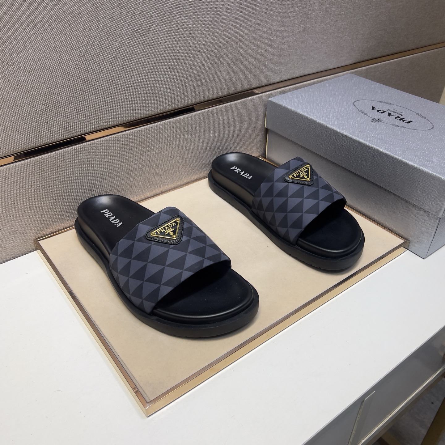 NO:274981,[Public ~] Men's casual slippers are available simultaneously in 2025z cabinet. Size: 38-44# 2 colors of uppers are made of multi-material spliced ​​leather inner lining, comfortable and breathable, original sole is comfortable and wear-resistant, real-life shooting is even better, slippers19860909【普～】男士休闲拖鞋 2025z柜同步发售 码数:38-44# 2个颜色鞋面选用多材质拼接真皮内里,舒适透气,鞋底原版舒适耐磨大底,实物拍摄实物更赞,,slippers,Men's shoes