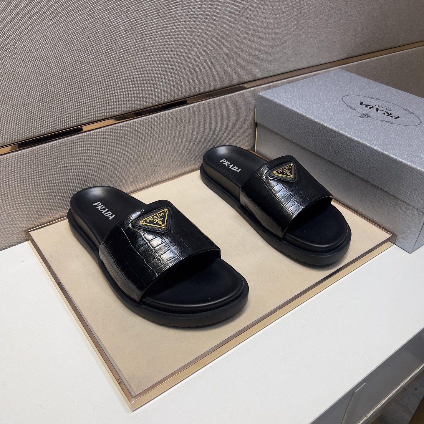 NO:274983,[Public ~] Men's casual slippers are available simultaneously in 2025z cabinet. Size: 38-44# 4 color uppers are made of multi-material spliced ​​leather inner lining, comfortable and breathable, original sole is comfortable and wear-resistant, real-life shooting is even better, slippers19860909【普～】男士休闲拖鞋 2025z柜同步发售 码数:38-44# 4个颜色鞋面选用多材质拼接真皮内里,舒适透气,鞋底原版舒适耐磨大底,实物拍摄实物更赞,,slippers,Men's shoes