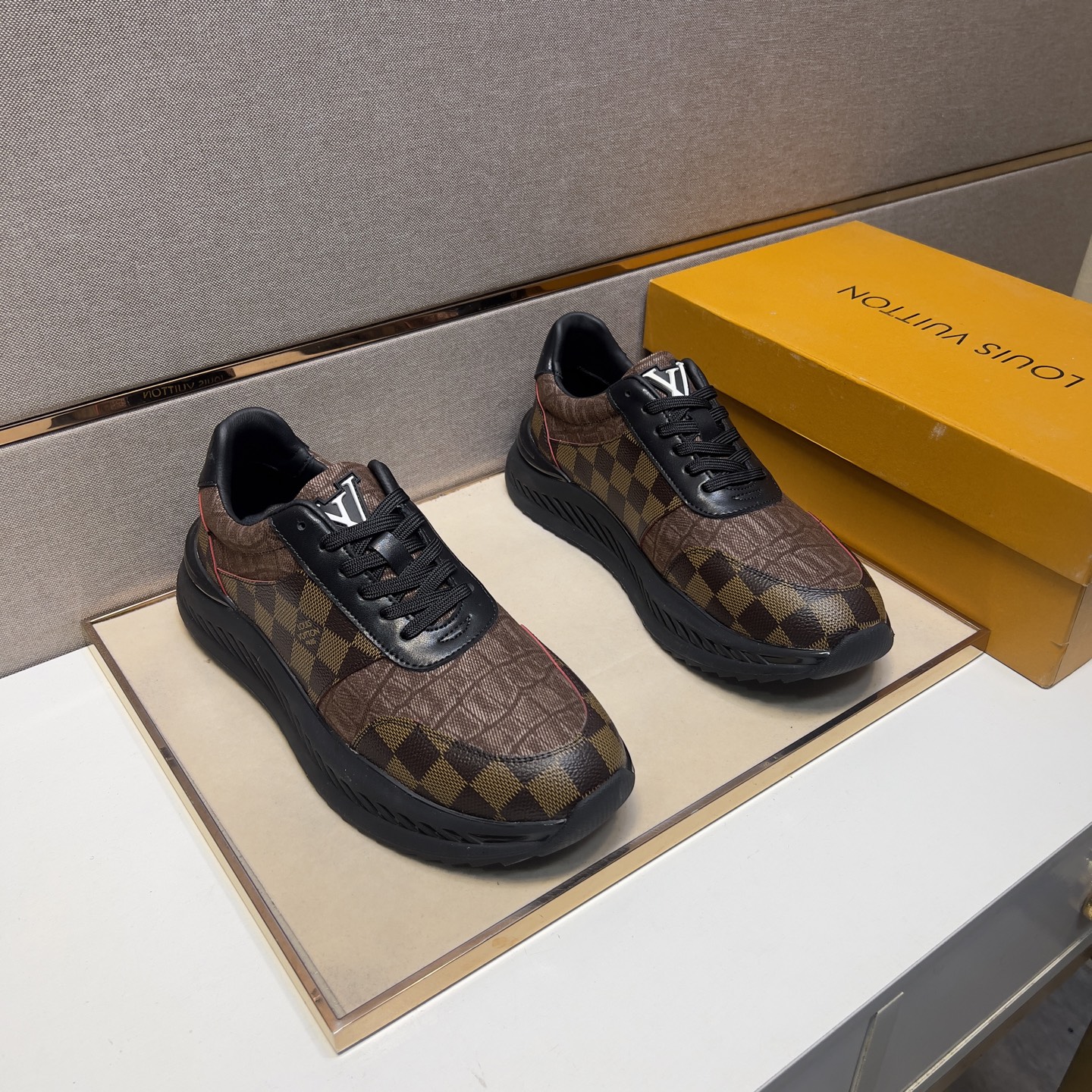 NO:275276,[LV~] Men's casual shoes 2025z cabinets are available simultaneously. Size: 38-44# 3 color uppers are made of multi-material spliced ​​leather inner lining, comfortable and breathable, original sole is comfortable and wear-resistant, real-life shooting is even more beautiful, louis vuitton19860909【LV～】男士休闲鞋 2025z柜同步发售 码数:38-44# 3个颜色鞋面选用多材质拼接真皮内里,舒适透气,鞋底原版舒适耐磨大底,实物拍摄实物更赞,,louis vuitton,Men's shoes