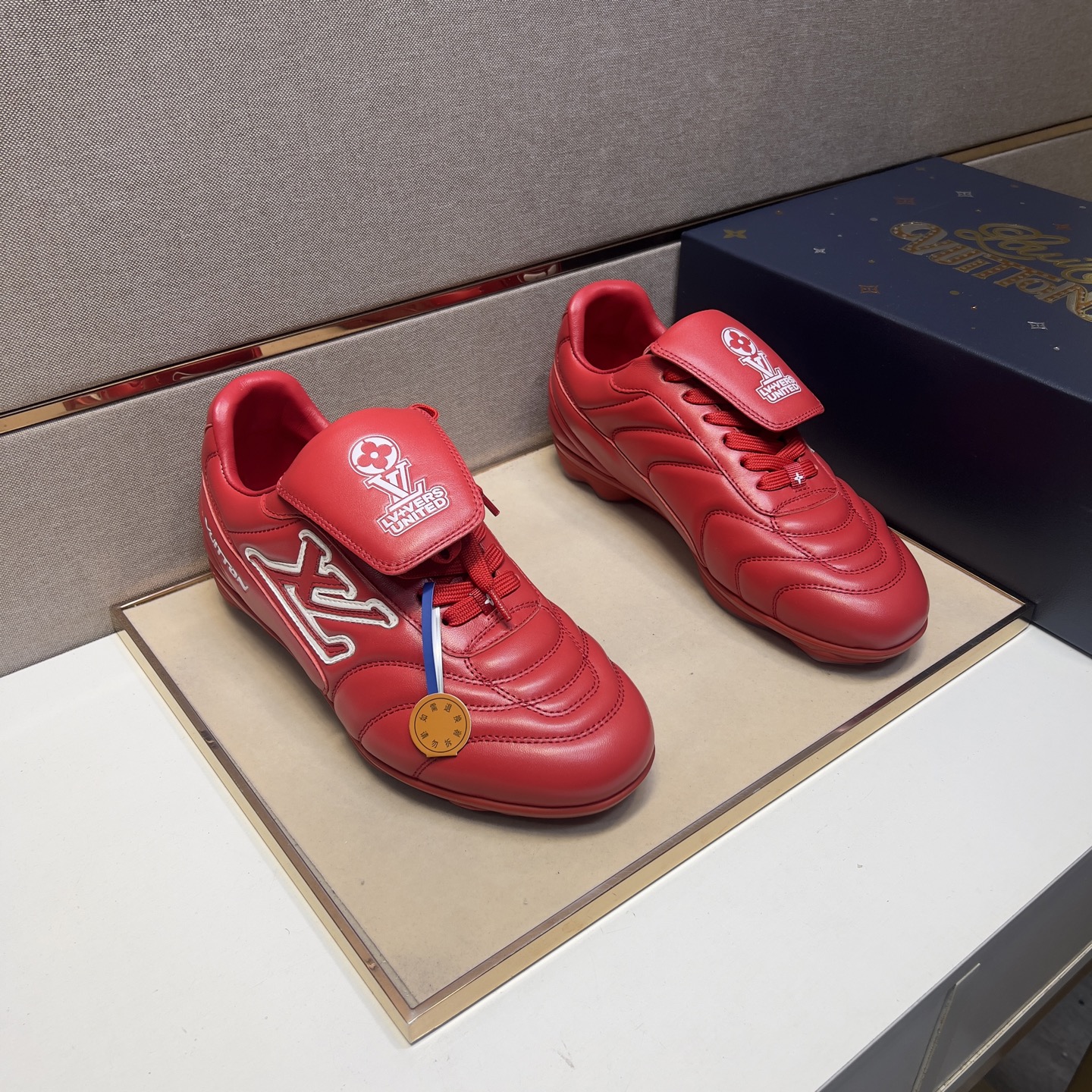 NO:275405,[LV~] Couple casual shoes are available at the same time in 2025z cabinet. Size: 35-44# 5 color uppers are made of cowhide spliced ​​cowhide inner lining, comfortable and breathable, original sole comfortable and wear-resistant sole, real shots are even more beautiful, louis vuitton, cowhide19860909【LV～】情侣装休闲鞋 2025z柜同步发售 码数:35-44# 5个颜色鞋面选用牛皮拼接牛皮内里,舒适透气,鞋底原版舒适耐磨大底,实物拍摄实物更赞,,louis vuitton,cowhide,Men's shoes