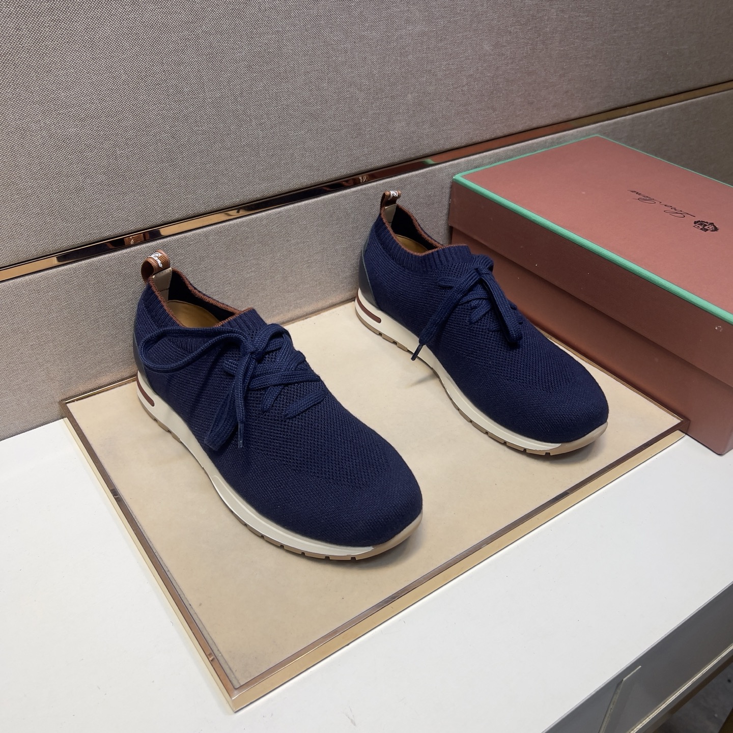 NO:275409,[LP~] Men's casual shoes 2025z cabinets are available simultaneously. Size: 38-44# 5 color uppers are made of multi-material spliced ​​leather inner lining, comfortable and breathable, original sole comfortable and wear-resistant sole, real-life shooting is even better, loro piana19860909【LP～】男士休闲鞋 2025z柜同步发售 码数:38-44# 5个颜色鞋面选用多材质拼接真皮内里,舒适透气,鞋底原版舒适耐磨大底,实物拍摄实物更赞,,loro piana,Men's shoes