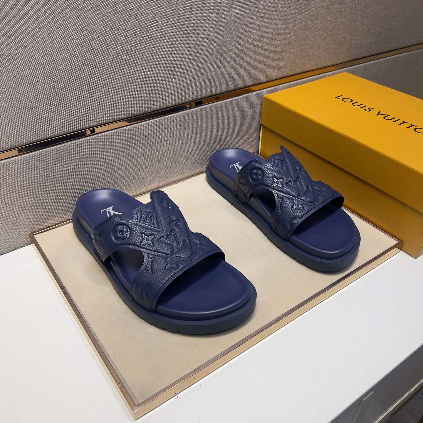 NO:275472,[LV~] Men's casual slippers 2025z cabinet are available simultaneously. Size: 38-44# 10 colors uppers are made of multi-material spliced ​​leather inner lining, comfortable and breathable, original sole comfortable and wear-resistant sole, real-life shooting is even more beautiful, louis vuitton, slippers19860909【LV～】男士休闲拖鞋 2025z柜同步发售 码数:38-44# 10个颜色鞋面选用多材质拼接真皮内里,舒适透气,鞋底原版舒适耐磨大底,实物拍摄实物更赞,,louis vuitton,slippers,Men's shoes