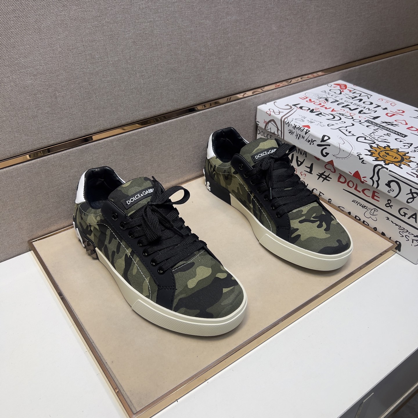 NO:275475,[DG~] Couple casual shoes are available at the same time in 2025z cabinet. Size: 35-44# 1 color upper is made of multi-material spliced ​​leather inner lining, comfortable and breathable, the original sole is comfortable and wear-resistant, and the real shot is even better.19860909【DG～】情侣装休闲鞋 2025z柜同步发售 码数:35-44# 1个颜色鞋面选用多材质拼接真皮内里,舒适透气,鞋底原版舒适耐磨大底,实物拍摄实物更赞,,Men's shoes