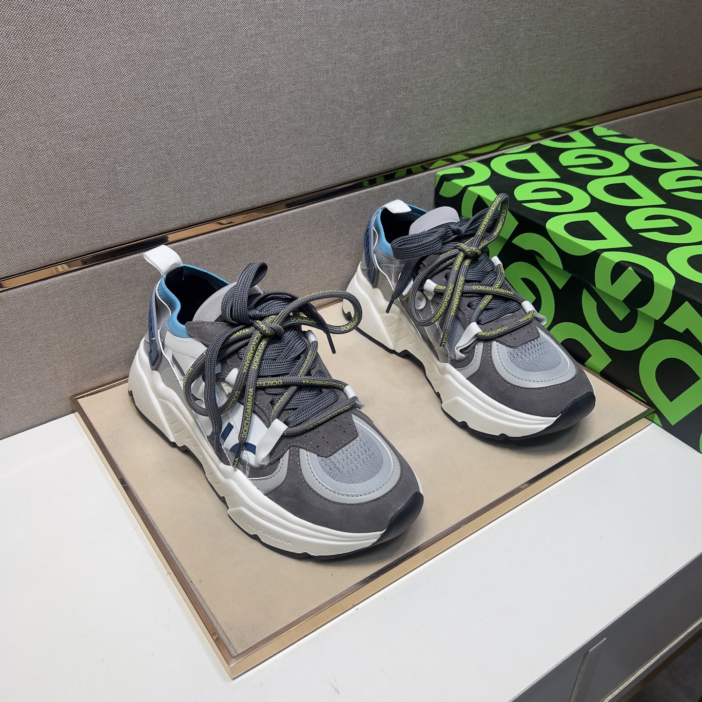 NO:275478,[DG~] Couple casual shoes are available at the same time in 2025z cabinet. Size: 35-44# 1 color upper is made of multi-material splicing mesh inner lining, comfortable and breathable, the original sole is comfortable and wear-resistant, and the real shot is even better.19860909【DG～】情侣装休闲鞋 2025z柜同步发售 码数:35-44# 1个颜色鞋面选用多材质拼接网布内里,舒适透气,鞋底原版舒适耐磨大底,实物拍摄实物更赞,,Men's shoes