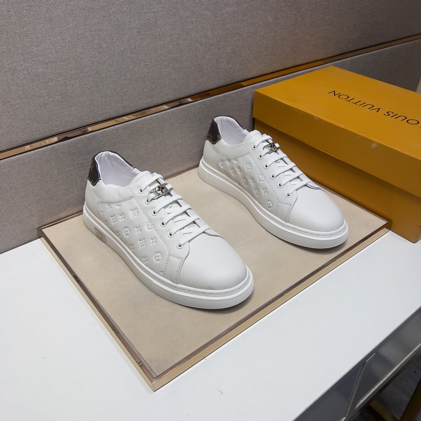 NO:275640,【Lv～】Men's casual shoes 2025z cabinets are available simultaneously. Size: 38-44# 2 colors uppers are made of multi-material spliced ​​leather inner lining, comfortable and breathable, original sole comfortable and wear-resistant sole, real-life shooting is even more beautiful, louis vuitton19860909【Lv～】男士休闲鞋 2025z柜同步发售 码数:38-44# 2个颜色鞋面选用多材质拼接真皮内里,舒适透气,鞋底原版舒适耐磨大底,实物拍摄实物更赞,,louis vuitton,Men's shoes