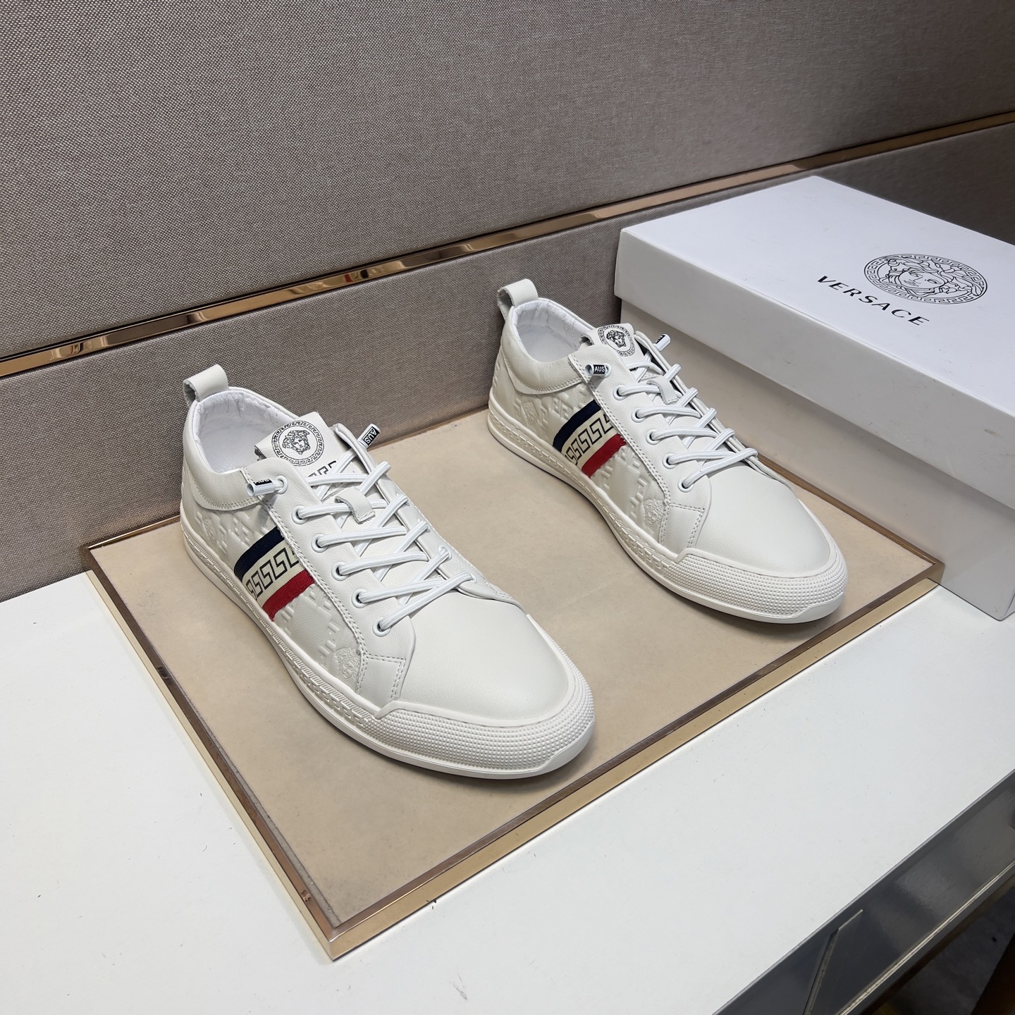 NO:275645,[Fan ~] Men's casual shoes are available simultaneously in 2025z cabinet. Size: 38-44# The uppers of the two colors are made of multi-material spliced ​​leather inner lining, comfortable and breathable, the original sole is comfortable and wear-resistant, and the real shot is even better.19860909【范～】男士休闲鞋 2025z柜同步发售 码数:38-44# 2个颜色鞋面选用多材质拼接真皮内里,舒适透气,鞋底原版舒适耐磨大底,实物拍摄实物更赞,,Men's shoes