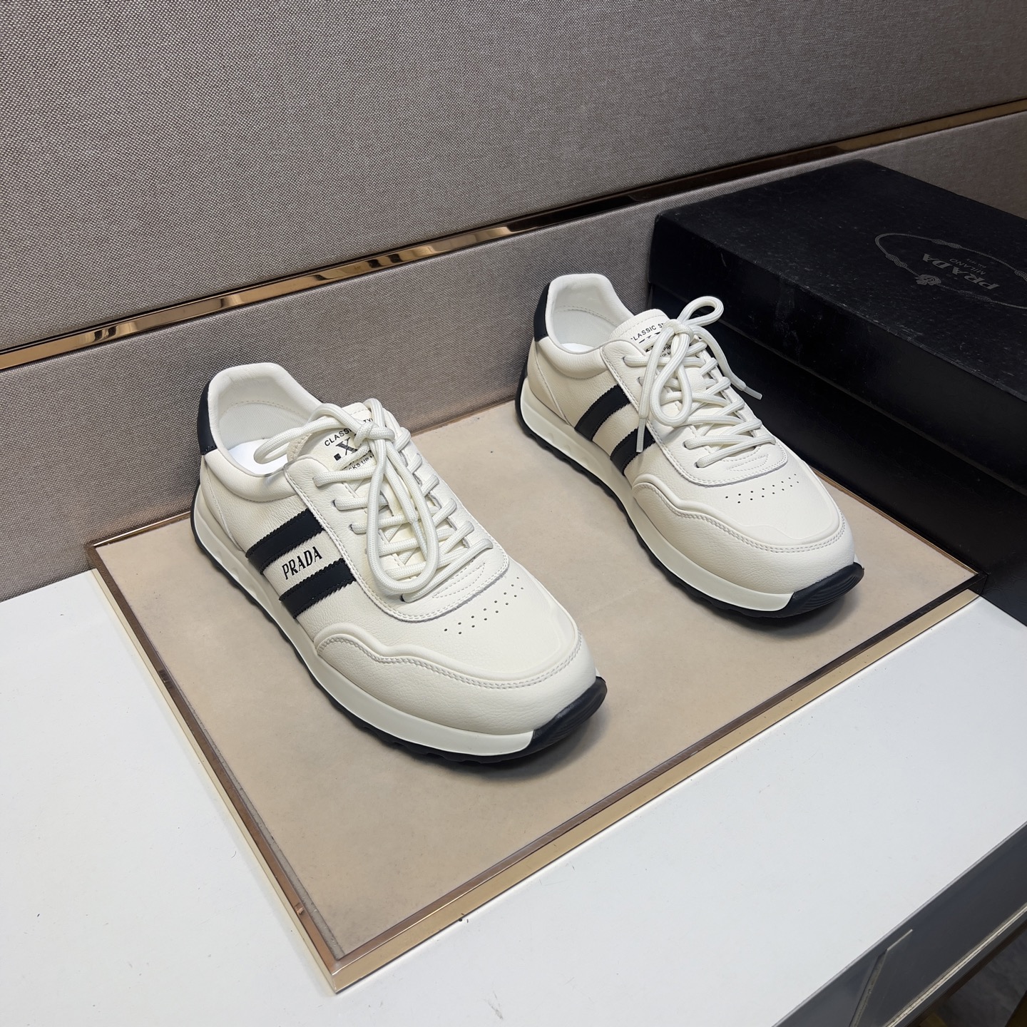 NO:275608,[Pre-Premium] Men's casual shoes are available simultaneously in 2025z cabinet. Size: 38-44# 2 color uppers are made of multi-material spliced ​​leather inner lining, comfortable and breathable, the original sole is comfortable and wear-resistant, and the real shot is even better.19860909【普～】男士休闲鞋 2025z柜同步发售 码数:38-44# 2个颜色鞋面选用多材质拼接真皮内里,舒适透气,鞋底原版舒适耐磨大底,实物拍摄实物更赞,,Men's shoes