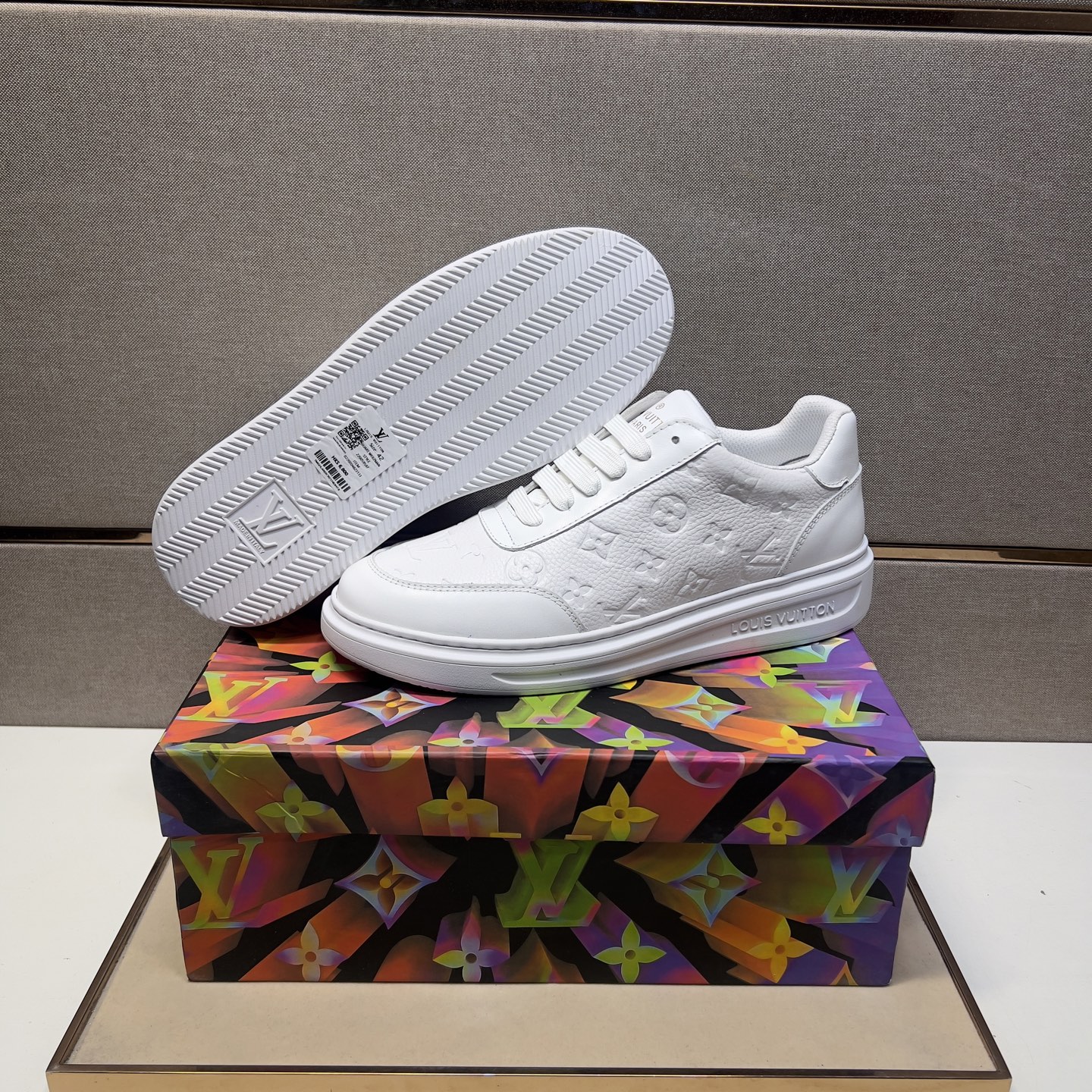 Louis Vuitton Men's White Leather Casual Sneakers, Size 38-44 9 i1743526380012 687 0 7