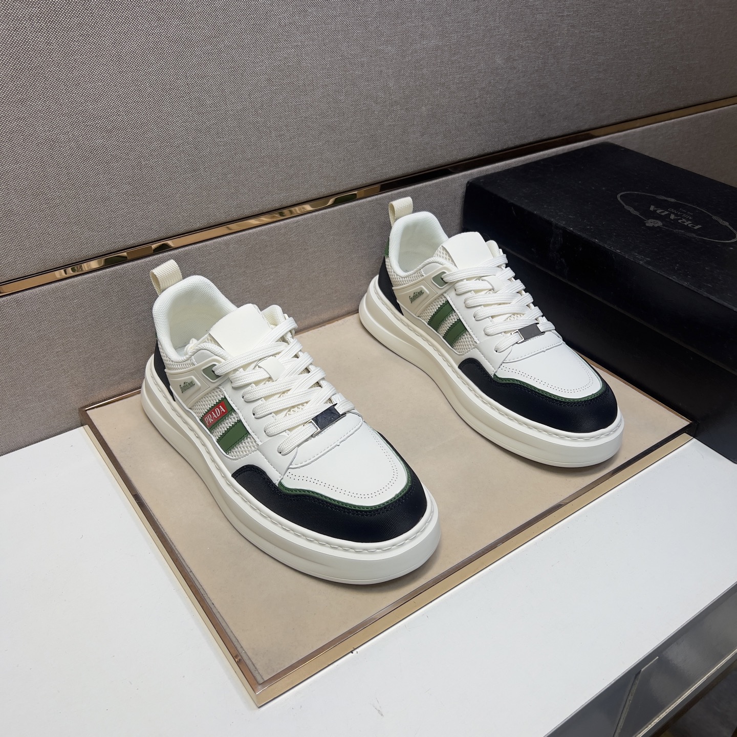 NO:276013,[Public ~] Men's casual shoes are available simultaneously in 2025z cabinet. Size: 39-44# The uppers of the two colors are made of multi-material splicing mesh, which is comfortable and breathable. The original sole is comfortable and wear-resistant. The real shot is even better.19860909【普～】男士休闲鞋 2025z柜同步发售 码数:39-44# 2个颜色鞋面选用多材质拼接网布内里,舒适透气,鞋底原版舒适耐磨大底,实物拍摄实物更赞,,Men's shoes