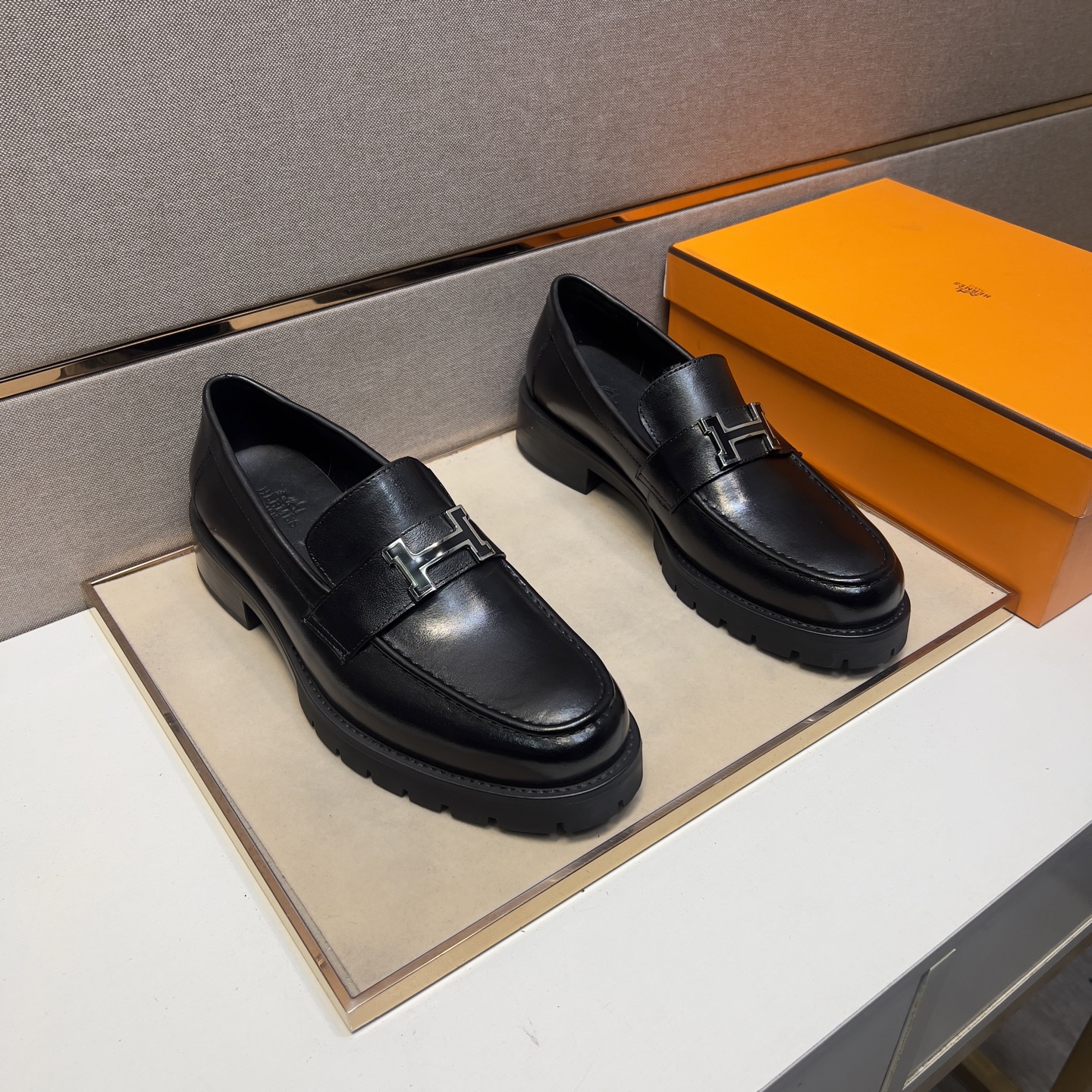 NO:276389,[Love~] Men's casual leather shoes are available simultaneously in 2025z cabinet. Size: 38-44# 2 colors of uppers are made of cowhide spliced ​​cowhide inner lining, comfortable and breathable, original sole comfortable and wear-resistant sole, real shots are even better, cowhide19860909【爱～】男士休闲正装皮鞋 2025z柜同步发售 码数:38-44# 2个颜色鞋面选用牛皮拼接牛皮内里,舒适透气,鞋底原版舒适耐磨大底,实物拍摄实物更赞,,cowhide,Men's shoes