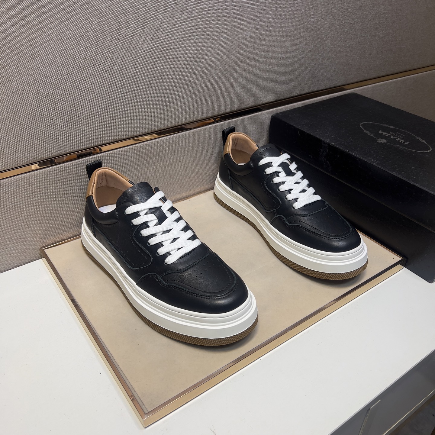 NO:276355,[Public ~] Men's casual shoes are available simultaneously in 2025z cabinet. Size: 38-44# The uppers of 3 colors are made of cowhide spliced ​​leather inner lining, comfortable and breathable, the original sole is comfortable and wear-resistant, and the real shot is even better, cowhide19860909【普～】男士休闲鞋 2025z柜同步发售 码数:38-44# 3个颜色鞋面选用牛皮拼接真皮内里,舒适透气,鞋底原版舒适耐磨大底,实物拍摄实物更赞,,cowhide,Men's shoes