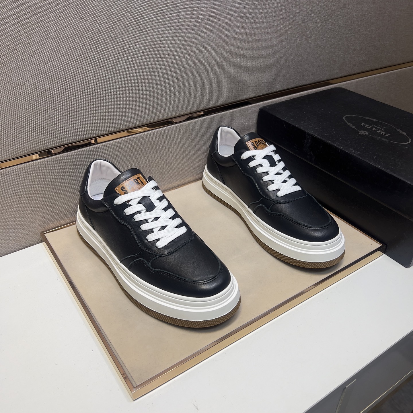 NO:276360,[Public ~] Men's casual shoes are available simultaneously in 2025z cabinet. Size: 38-44# The 4-color upper is made of cowhide spliced ​​leather inner lining, comfortable and breathable, the original sole is comfortable and wear-resistant, and the real shot is even better. Cowhide19860909【普～】男士休闲鞋 2025z柜同步发售 码数:38-44# 4个颜色鞋面选用牛皮拼接真皮内里,舒适透气,鞋底原版舒适耐磨大底,实物拍摄实物更赞,,cowhide,Men's shoes