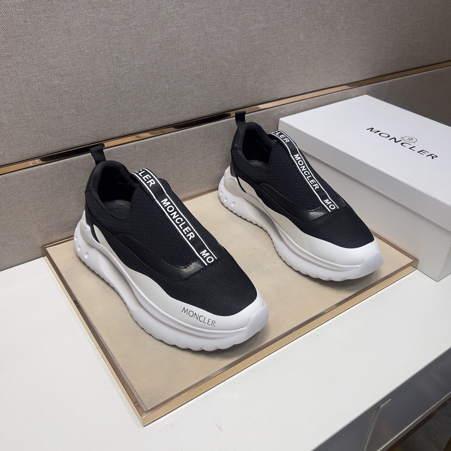 NO:276452,[Meng~] Men's casual shoes are available simultaneously in 2025z cabinet. Size: 38-44# 1 color upper is made of multi-material spliced ​​mesh fabric inner lining, comfortable and breathable, the original sole is comfortable and wear-resistant, and the real shot is even better.19860909【蒙～】男士休闲鞋 2025z柜同步发售 码数:38-44# 1个颜色鞋面选用多材质拼接网布内里,舒适透气,鞋底原版舒适耐磨大底,实物拍摄实物更赞,,Men's shoes